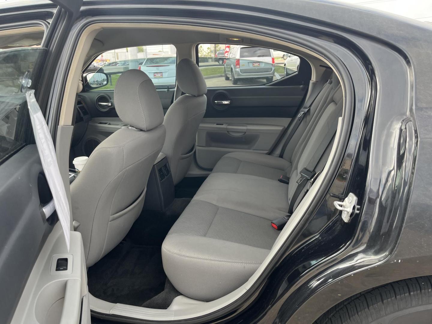 2007 black /black Dodge Charger SE (2B3KA43GX7H) with an 3.5L V6 SOHC 24V engine, 5-Speed Automatic Overdrive transmission, located at 14700 Tomball Parkway 249, Houston, TX, 77086, (281) 444-2200, 29.928619, -95.504074 - Photo#9