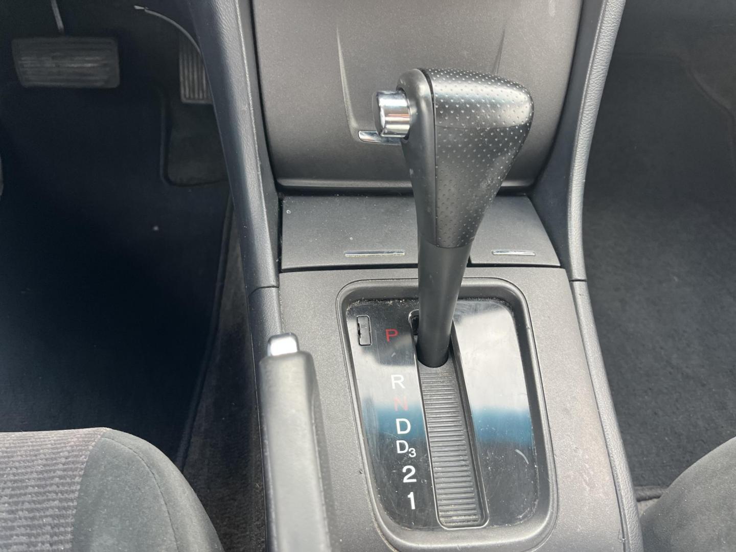 2005 silver /gray Honda Accord LX sedan AT (3HGCM56405G) with an 2.4L L4 DOHC 16V engine, 5-Speed Automatic Overdrive transmission, located at 14700 Tomball Parkway 249, Houston, TX, 77086, (281) 444-2200, 29.928619, -95.504074 - Photo#12