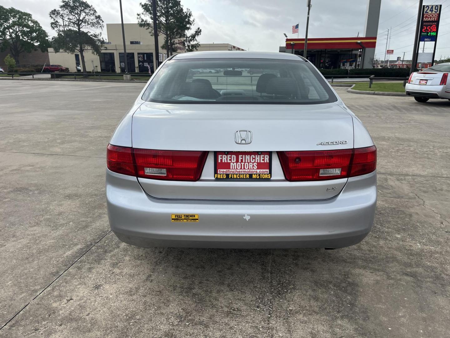 2005 silver /gray Honda Accord LX sedan AT (3HGCM56405G) with an 2.4L L4 DOHC 16V engine, 5-Speed Automatic Overdrive transmission, located at 14700 Tomball Parkway 249, Houston, TX, 77086, (281) 444-2200, 29.928619, -95.504074 - Photo#3