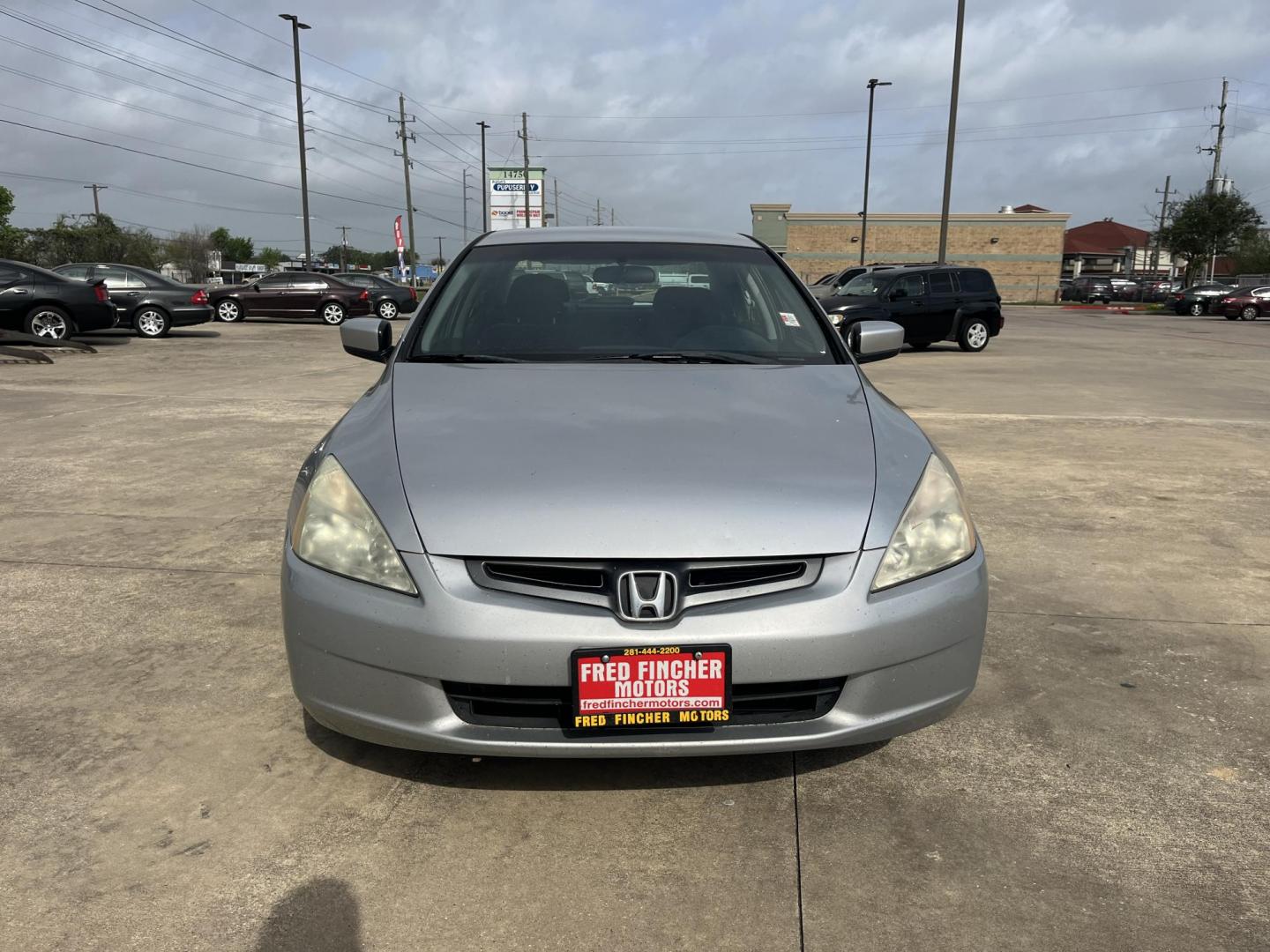 2005 silver /gray Honda Accord LX sedan AT (3HGCM56405G) with an 2.4L L4 DOHC 16V engine, 5-Speed Automatic Overdrive transmission, located at 14700 Tomball Parkway 249, Houston, TX, 77086, (281) 444-2200, 29.928619, -95.504074 - Photo#4