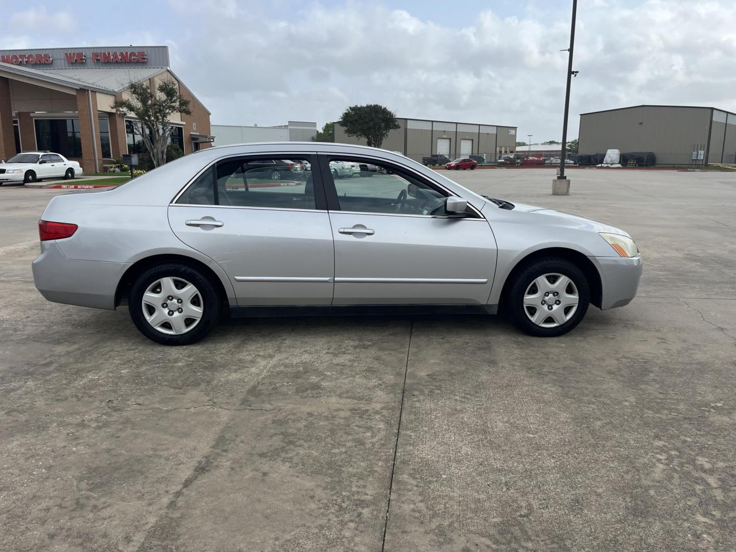 2005 silver /gray Honda Accord LX sedan AT (3HGCM56405G) with an 2.4L L4 DOHC 16V engine, 5-Speed Automatic Overdrive transmission, located at 14700 Tomball Parkway 249, Houston, TX, 77086, (281) 444-2200, 29.928619, -95.504074 - Photo#7