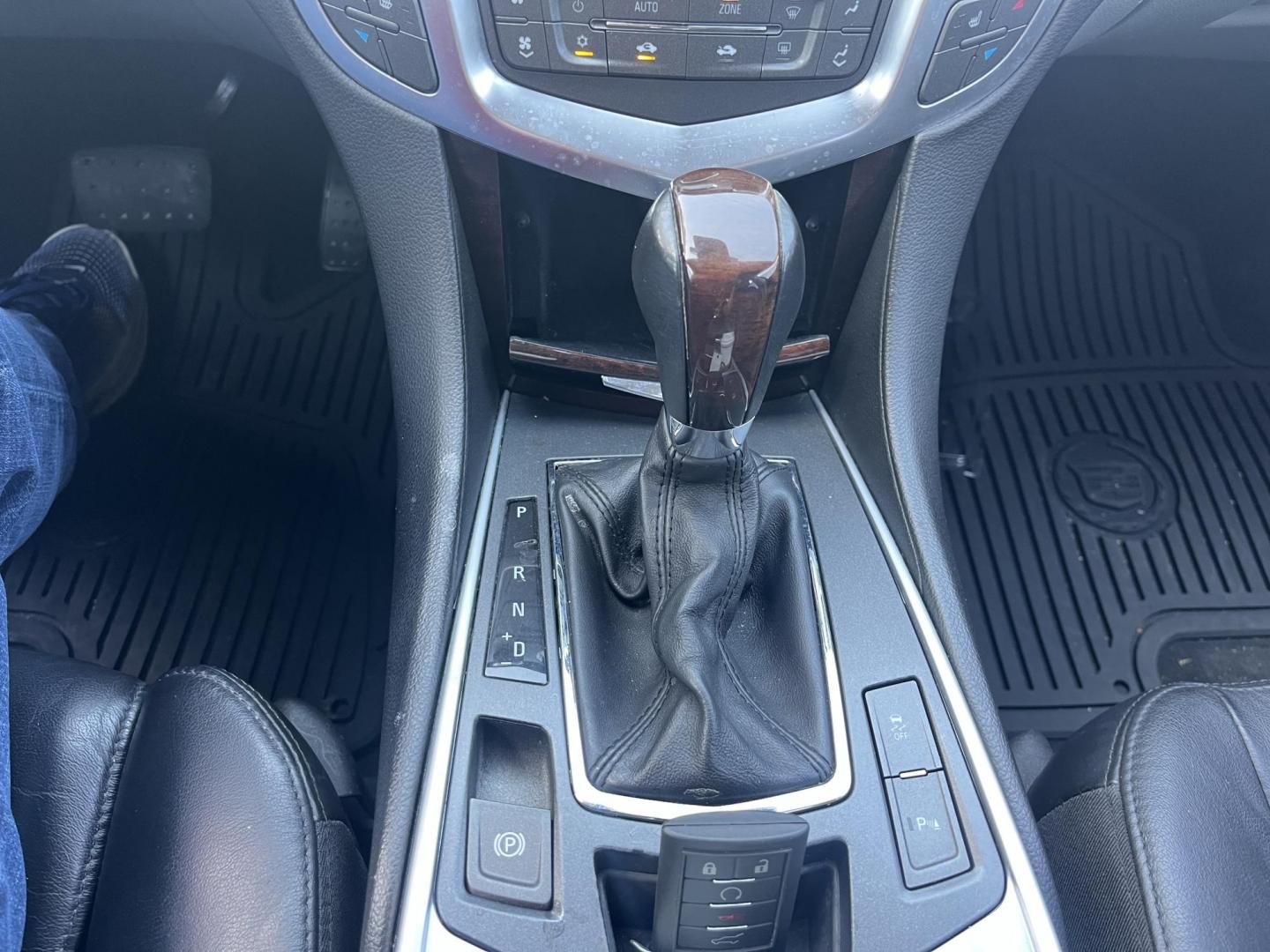 2011 silver /TAN Cadillac SRX Luxury Collection (3GYFNAEY8BS) with an 3.0L V6 DOHC 24V engine, 6-Speed Automatic transmission, located at 14700 Tomball Parkway 249, Houston, TX, 77086, (281) 444-2200, 29.928619, -95.504074 - Photo#12