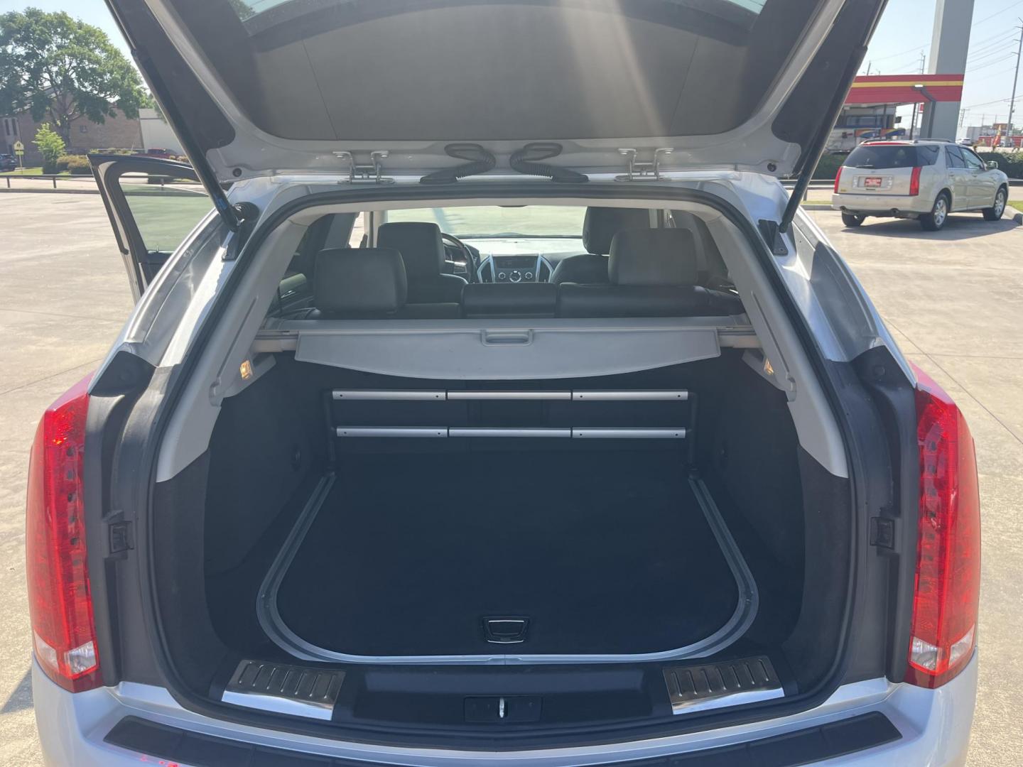 2011 silver /TAN Cadillac SRX Luxury Collection (3GYFNAEY8BS) with an 3.0L V6 DOHC 24V engine, 6-Speed Automatic transmission, located at 14700 Tomball Parkway 249, Houston, TX, 77086, (281) 444-2200, 29.928619, -95.504074 - Photo#14