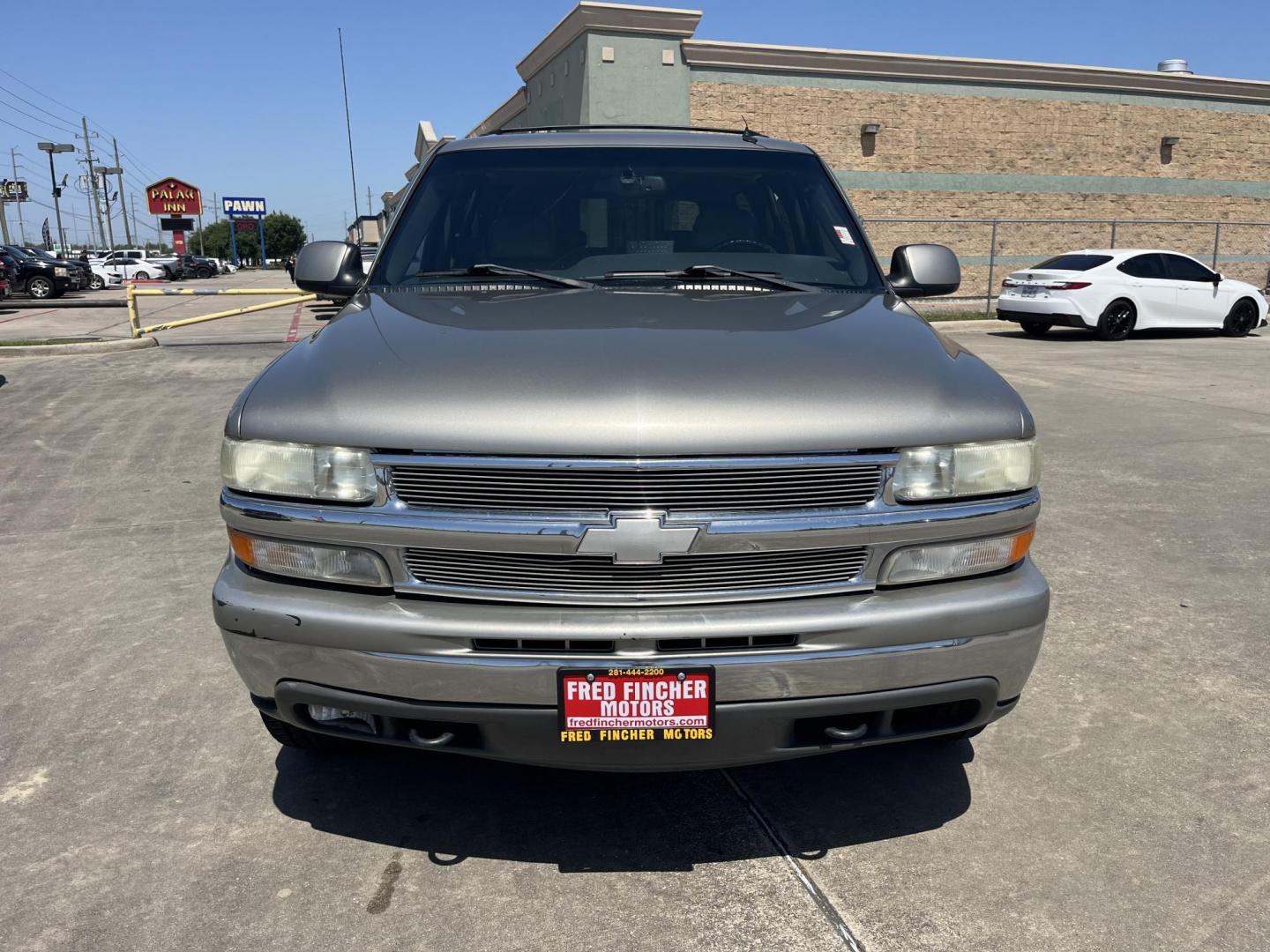 2002 silver /gray Chevrolet Suburban 1500 2WD (3GNEC16T12G) with an 5.3L V8 16V OHV engine, 4-Speed Automatic Overdrive transmission, located at 14700 Tomball Parkway 249, Houston, TX, 77086, (281) 444-2200, 29.928619, -95.504074 - Photo#2