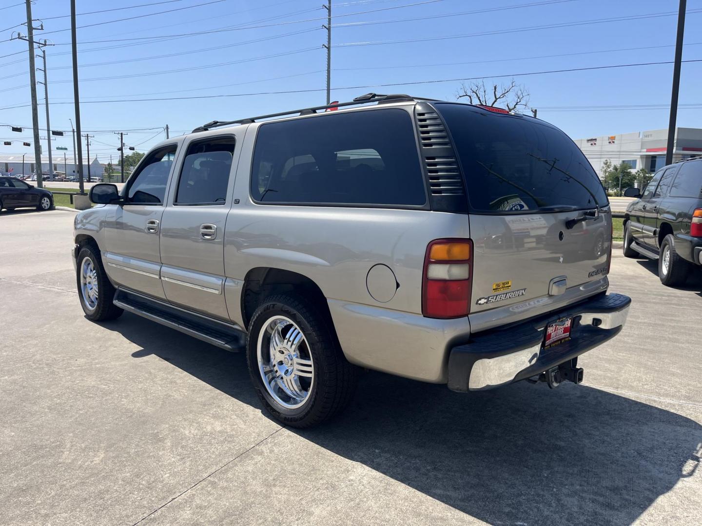 2002 silver /gray Chevrolet Suburban 1500 2WD (3GNEC16T12G) with an 5.3L V8 16V OHV engine, 4-Speed Automatic Overdrive transmission, located at 14700 Tomball Parkway 249, Houston, TX, 77086, (281) 444-2200, 29.928619, -95.504074 - Photo#4