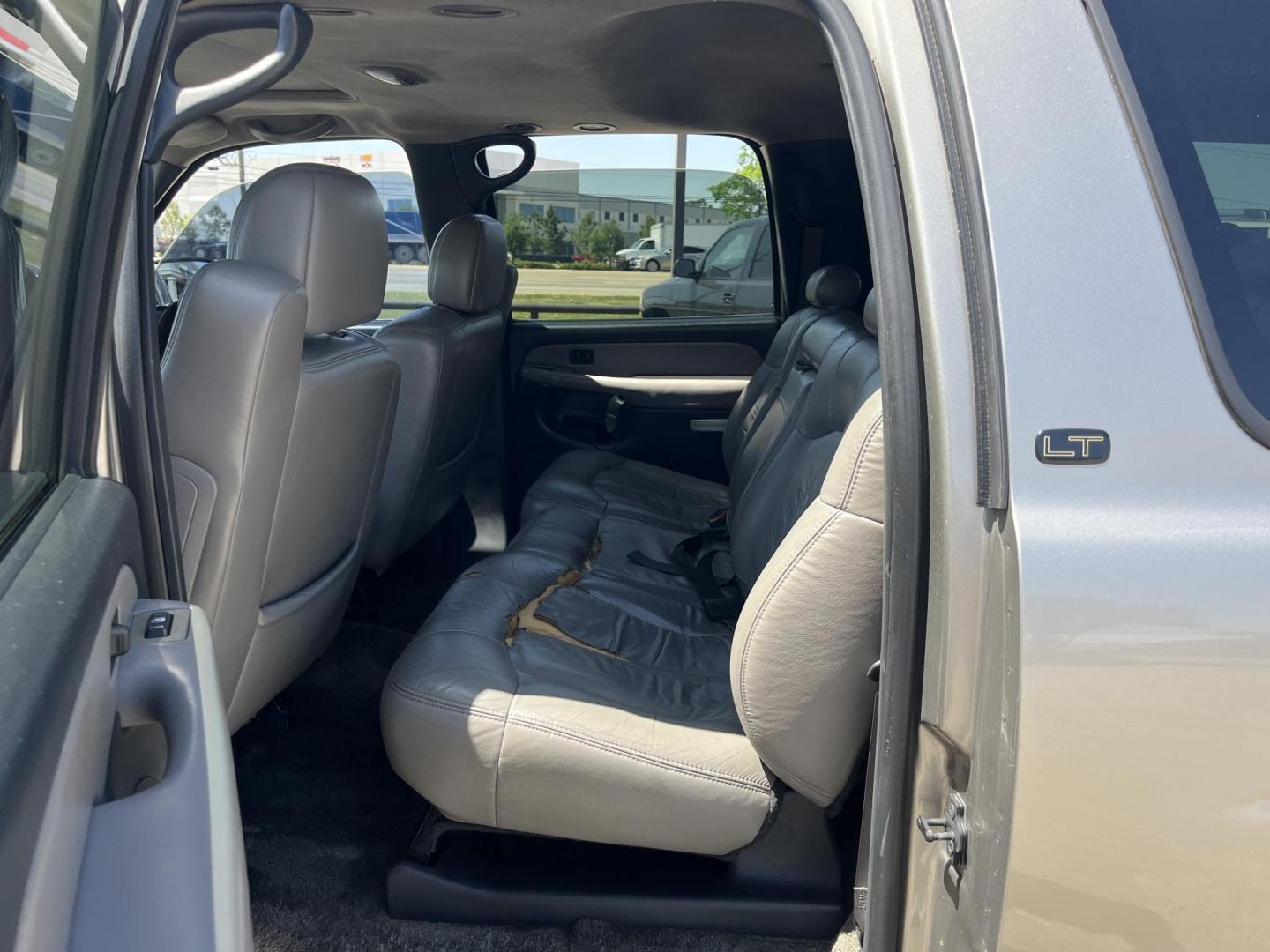 2002 silver /gray Chevrolet Suburban 1500 2WD (3GNEC16T12G) with an 5.3L V8 16V OHV engine, 4-Speed Automatic Overdrive transmission, located at 14700 Tomball Parkway 249, Houston, TX, 77086, (281) 444-2200, 29.928619, -95.504074 - Photo#9