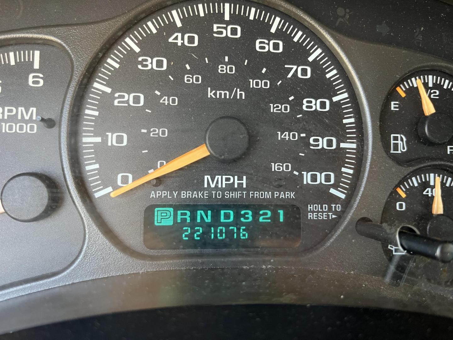 2002 silver /gray Chevrolet Suburban 1500 2WD (3GNEC16T12G) with an 5.3L V8 16V OHV engine, 4-Speed Automatic Overdrive transmission, located at 14700 Tomball Parkway 249, Houston, TX, 77086, (281) 444-2200, 29.928619, -95.504074 - Photo#16