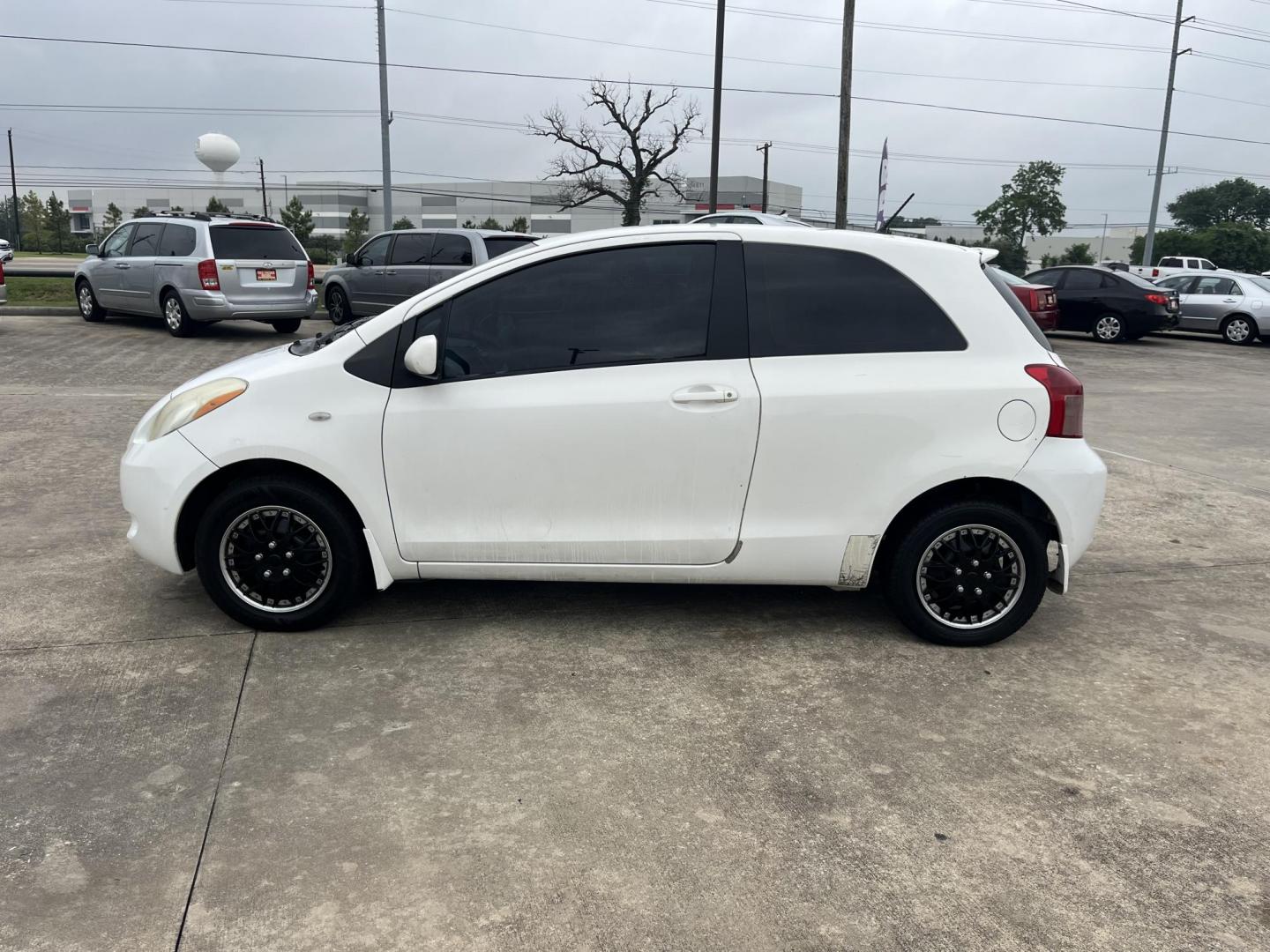2006 white /Black Toyota Yaris 3-Door Liftback (JTDJT923665) with an 1.5L L4 DOHC 16V engine, Automatic transmission, located at 14700 Tomball Parkway 249, Houston, TX, 77086, (281) 444-2200, 29.928619, -95.504074 - Photo#3
