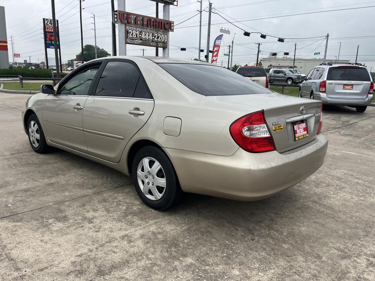 2004 GOLD /Tan Toyota Camry LE (4T1BE32K14U) with an 2.4L L4 DOHC 16V engine, Automatic transmission, located at 14700 Tomball Parkway 249, Houston, TX, 77086, (281) 444-2200, 29.928619, -95.504074 - Photo#3