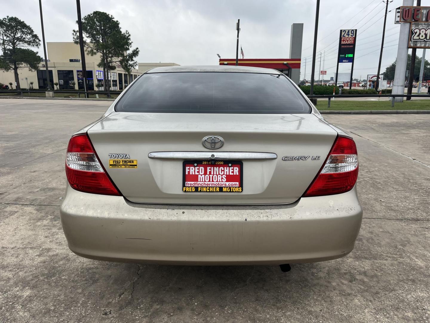 2004 GOLD /Tan Toyota Camry LE (4T1BE32K14U) with an 2.4L L4 DOHC 16V engine, Automatic transmission, located at 14700 Tomball Parkway 249, Houston, TX, 77086, (281) 444-2200, 29.928619, -95.504074 - Photo#4
