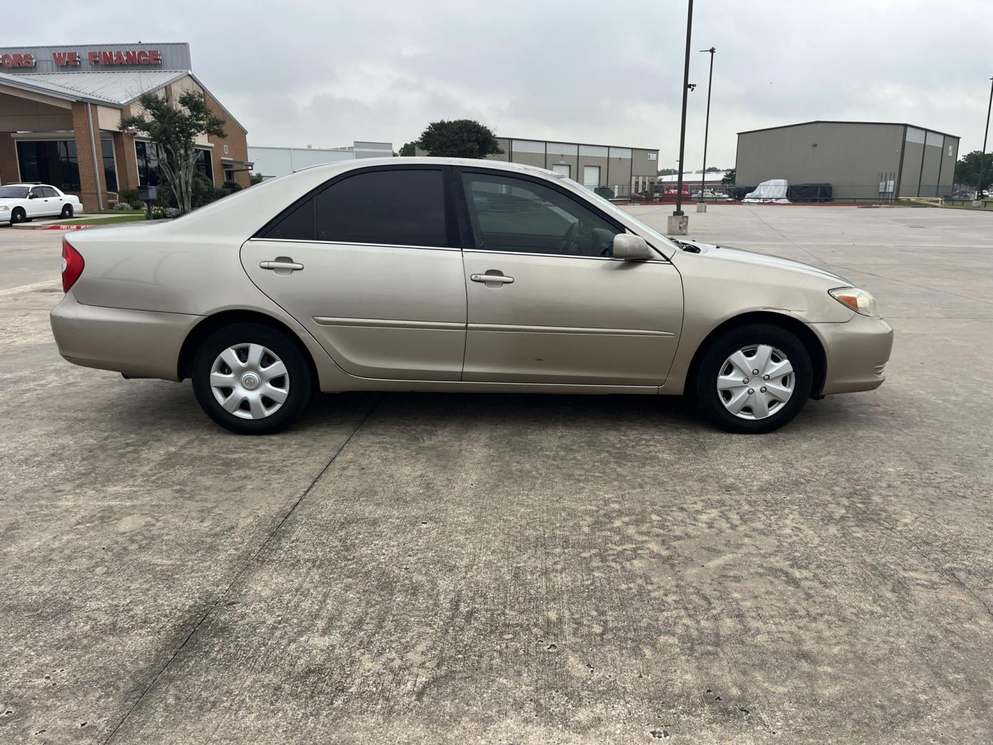 2004 GOLD /Tan Toyota Camry LE (4T1BE32K14U) with an 2.4L L4 DOHC 16V engine, Automatic transmission, located at 14700 Tomball Parkway 249, Houston, TX, 77086, (281) 444-2200, 29.928619, -95.504074 - Photo#6