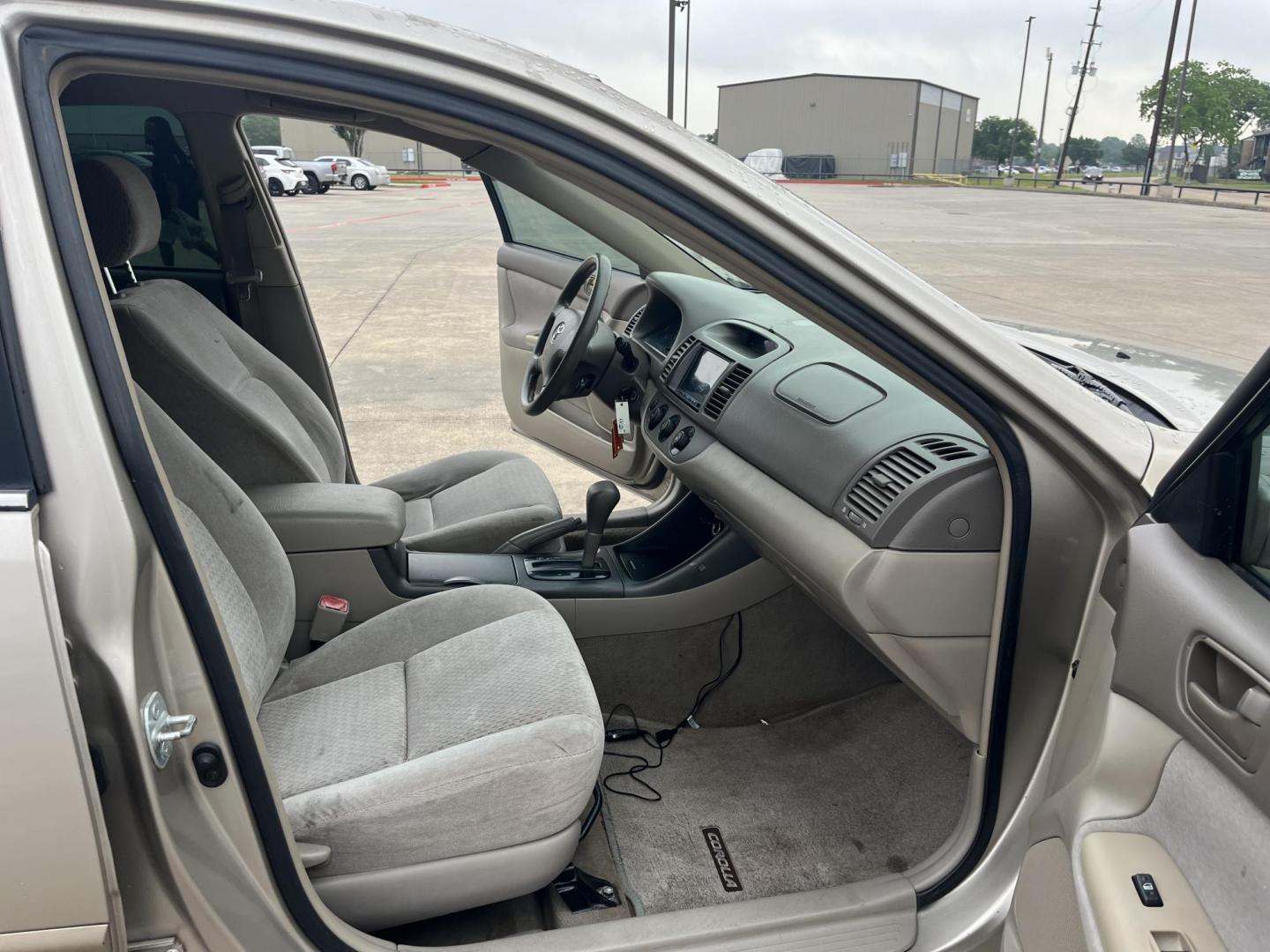 2004 GOLD /Tan Toyota Camry LE (4T1BE32K14U) with an 2.4L L4 DOHC 16V engine, Automatic transmission, located at 14700 Tomball Parkway 249, Houston, TX, 77086, (281) 444-2200, 29.928619, -95.504074 - Photo#10