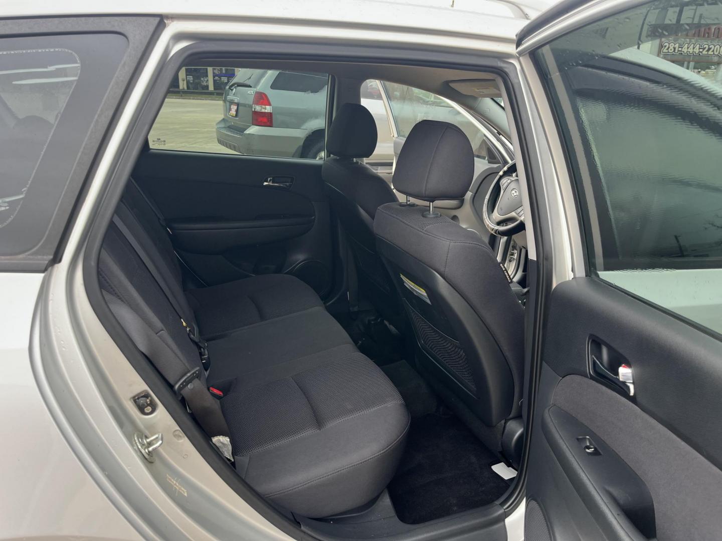 2011 silver /Black Hyundai Elantra Touring GLS Automatic (KMHDC8AE0BU) with an 2.0L L4 DOHC 16V engine, 4-Speed Automatic transmission, located at 14700 Tomball Parkway 249, Houston, TX, 77086, (281) 444-2200, 29.928619, -95.504074 - Photo#10