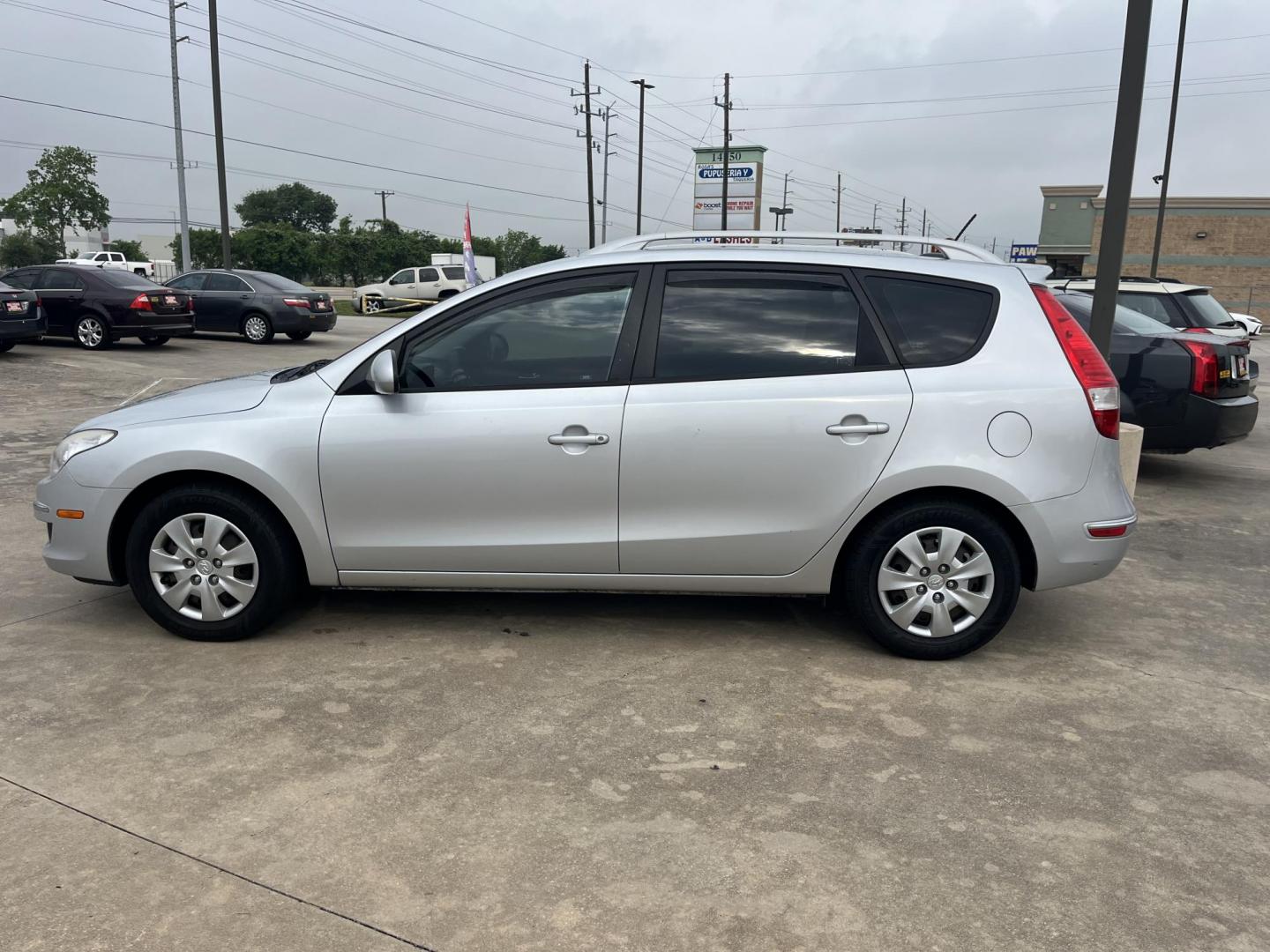 2011 silver /Black Hyundai Elantra Touring GLS Automatic (KMHDC8AE0BU) with an 2.0L L4 DOHC 16V engine, 4-Speed Automatic transmission, located at 14700 Tomball Parkway 249, Houston, TX, 77086, (281) 444-2200, 29.928619, -95.504074 - Photo#15