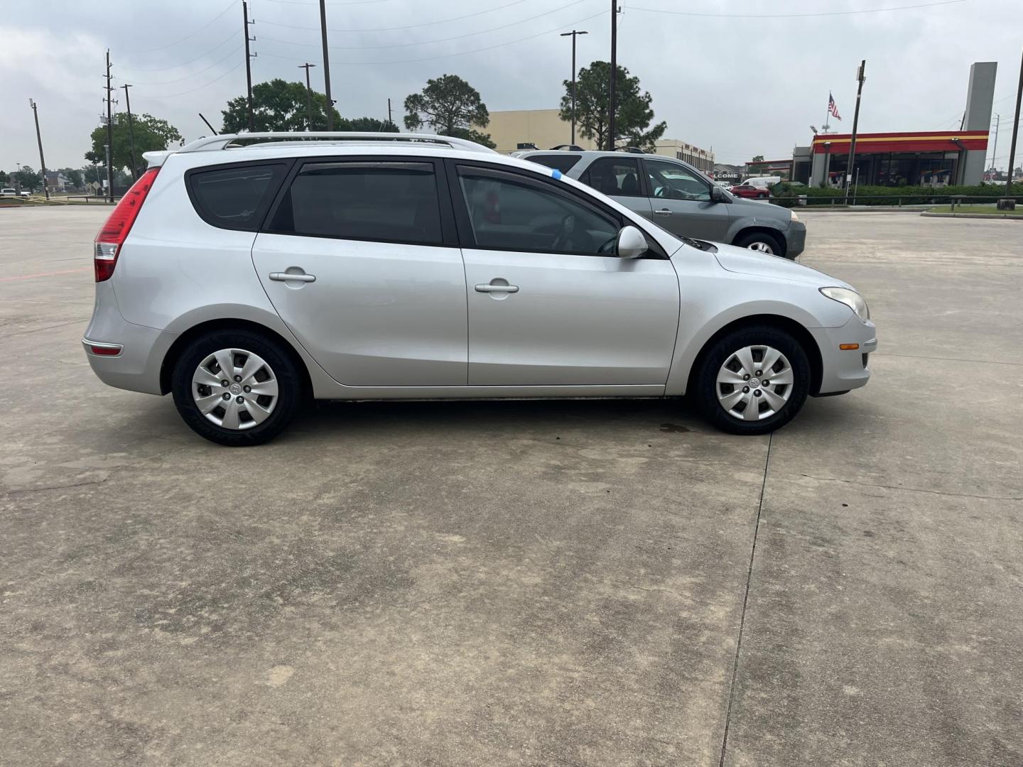 2011 silver /Black Hyundai Elantra Touring GLS Automatic (KMHDC8AE0BU) with an 2.0L L4 DOHC 16V engine, 4-Speed Automatic transmission, located at 14700 Tomball Parkway 249, Houston, TX, 77086, (281) 444-2200, 29.928619, -95.504074 - Photo#5