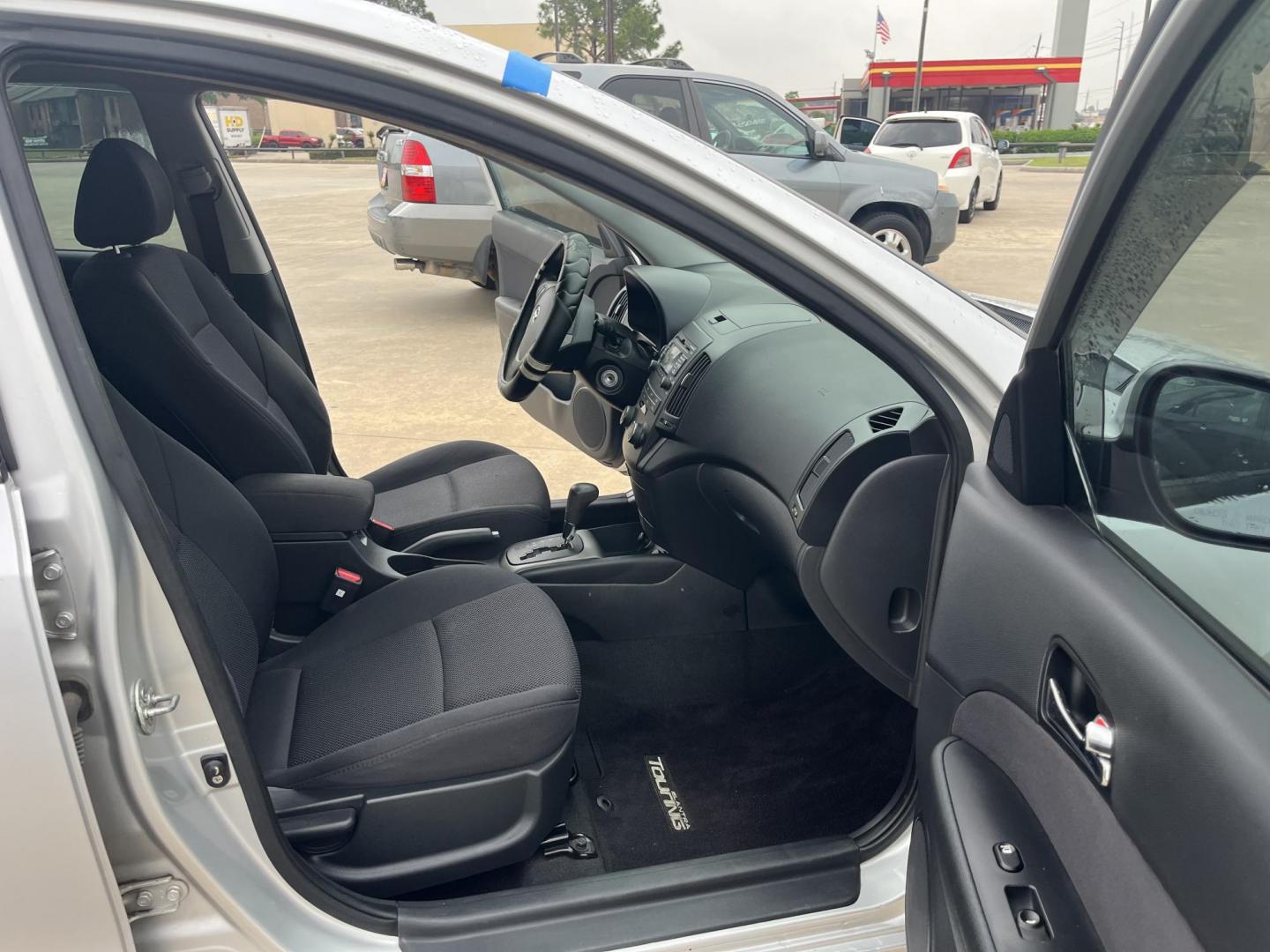 2011 silver /Black Hyundai Elantra Touring GLS Automatic (KMHDC8AE0BU) with an 2.0L L4 DOHC 16V engine, 4-Speed Automatic transmission, located at 14700 Tomball Parkway 249, Houston, TX, 77086, (281) 444-2200, 29.928619, -95.504074 - Photo#9