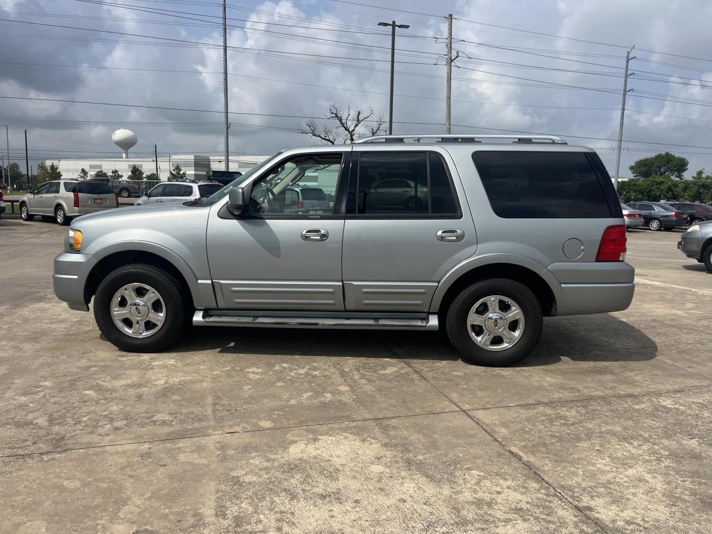 2006 GRAY /Gray Ford Expedition Limited 2WD (1FMFU19566L) with an 5.4L V8 SOHC 16V engine, 4-Speed Automatic Overdrive transmission, located at 14700 Tomball Parkway 249, Houston, TX, 77086, (281) 444-2200, 29.928619, -95.504074 - Photo#2