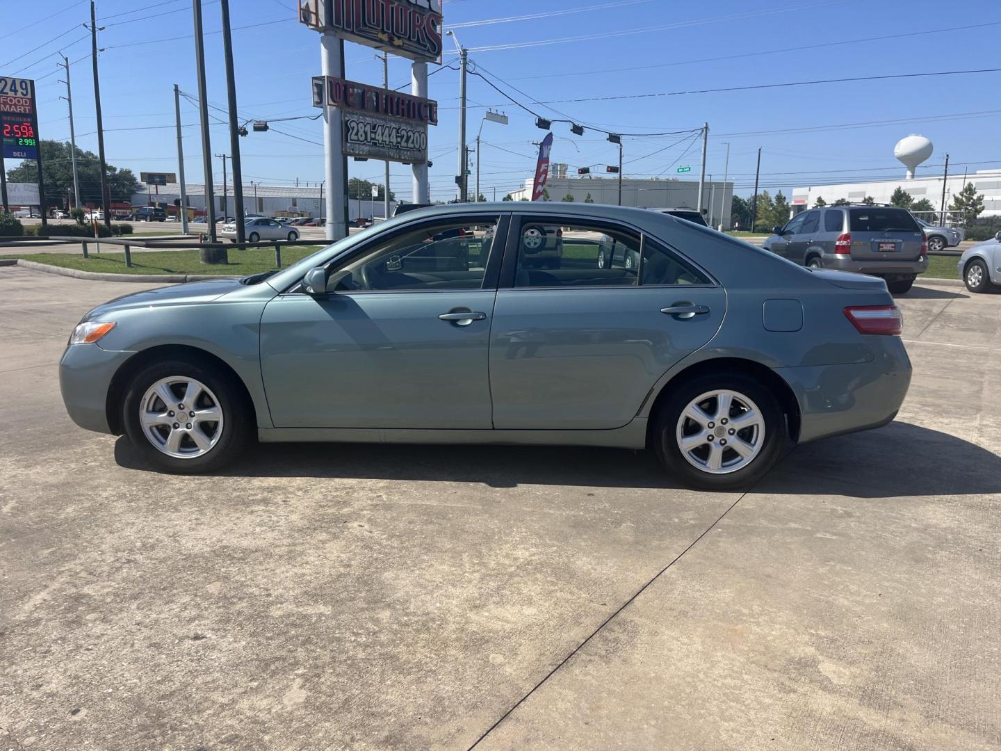 2007 Green /Gray Toyota Camry CE 5-Spd AT (4T1BE46K47U) with an 2.4L L4 DOHC 16V engine, 5-Speed Automatic Overdrive transmission, located at 14700 Tomball Parkway 249, Houston, TX, 77086, (281) 444-2200, 29.928619, -95.504074 - Photo#3