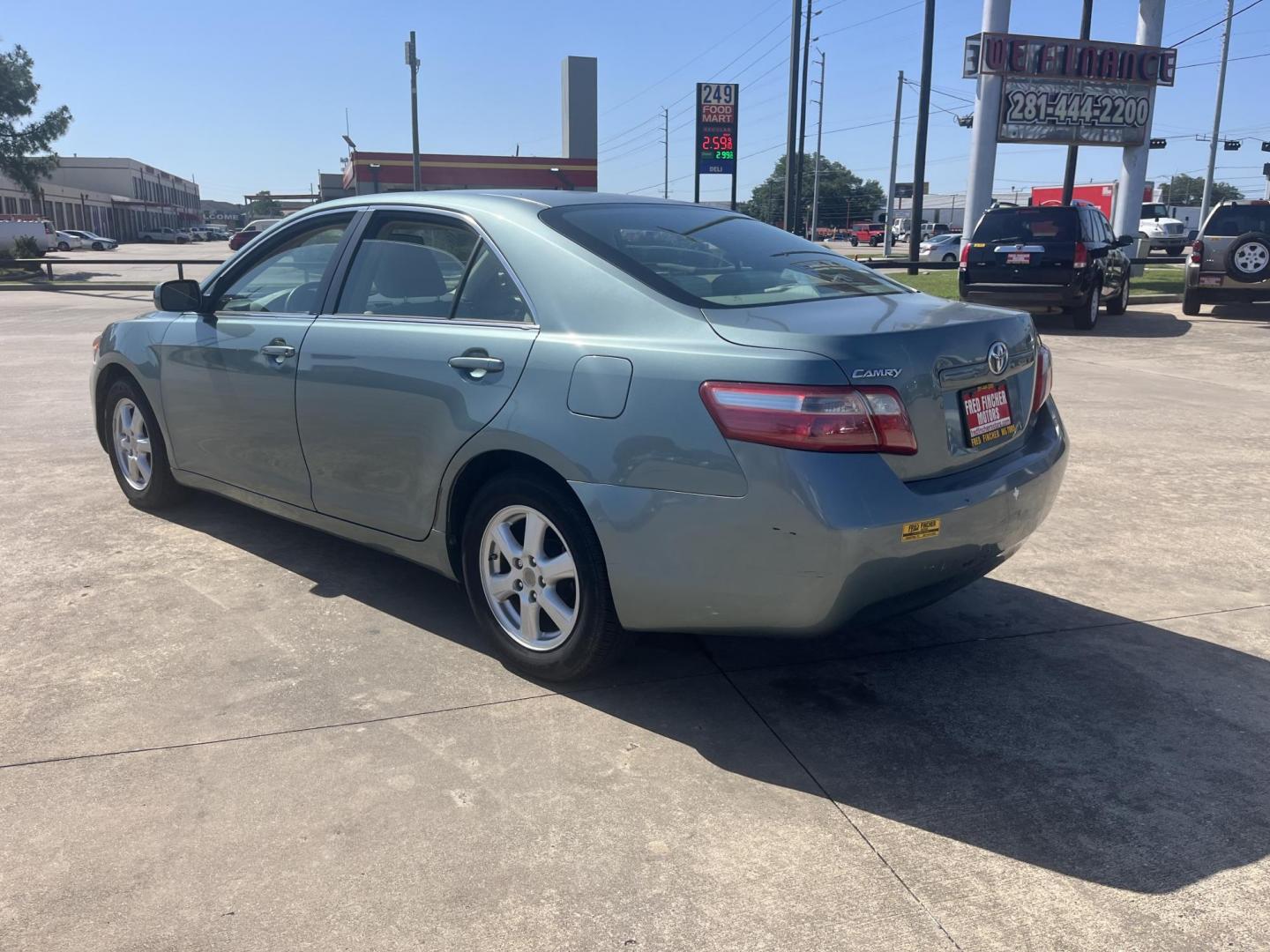 2007 Green /Gray Toyota Camry CE 5-Spd AT (4T1BE46K47U) with an 2.4L L4 DOHC 16V engine, 5-Speed Automatic Overdrive transmission, located at 14700 Tomball Parkway 249, Houston, TX, 77086, (281) 444-2200, 29.928619, -95.504074 - Photo#4