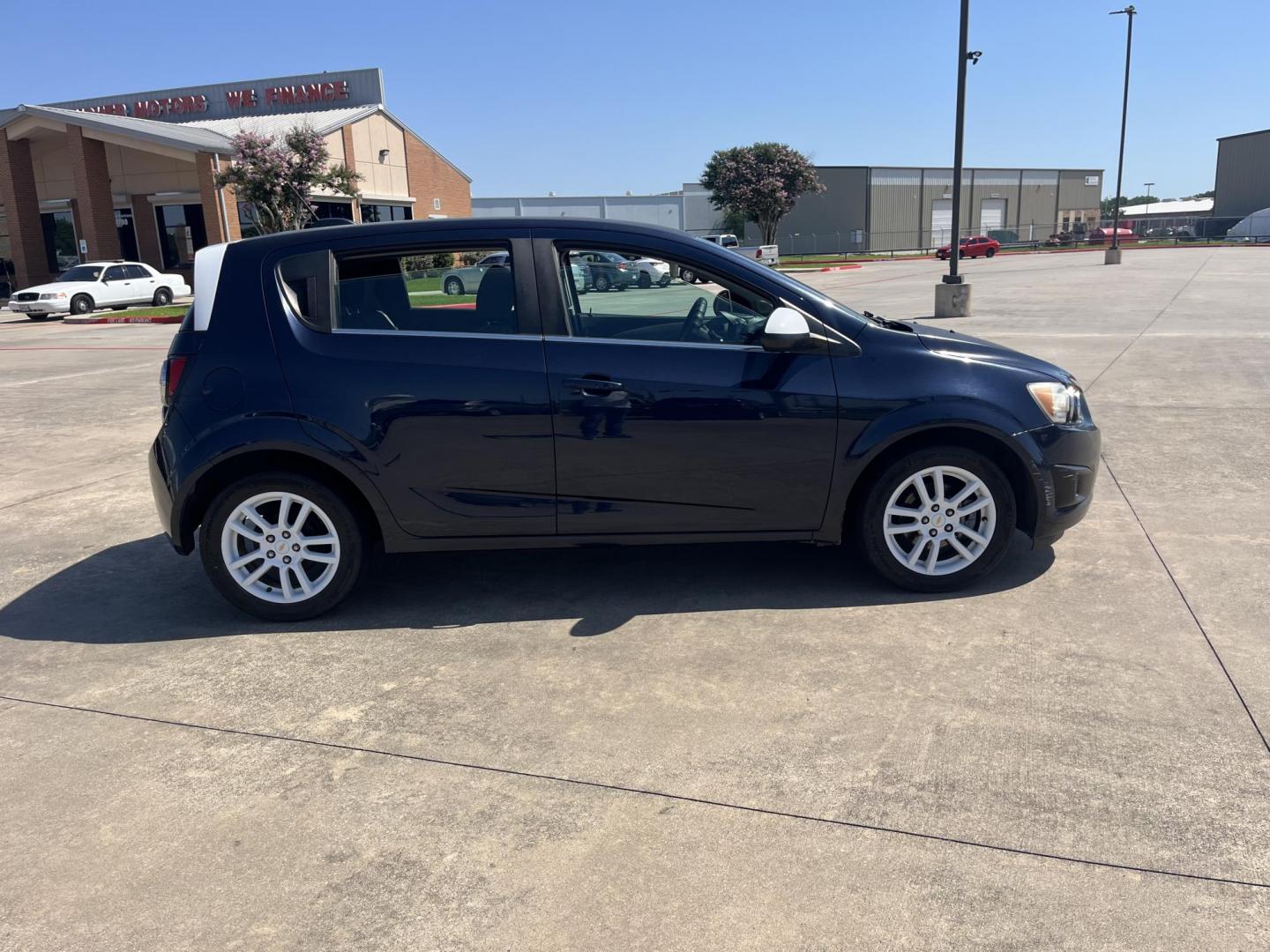 2016 blue /Black Chevrolet Sonic LT Auto 5-Door (1G1JC6SH1G4) with an 1.8L L4 DOHC 24V engine, 6A transmission, located at 14700 Tomball Parkway 249, Houston, TX, 77086, (281) 444-2200, 29.928619, -95.504074 - Photo#7