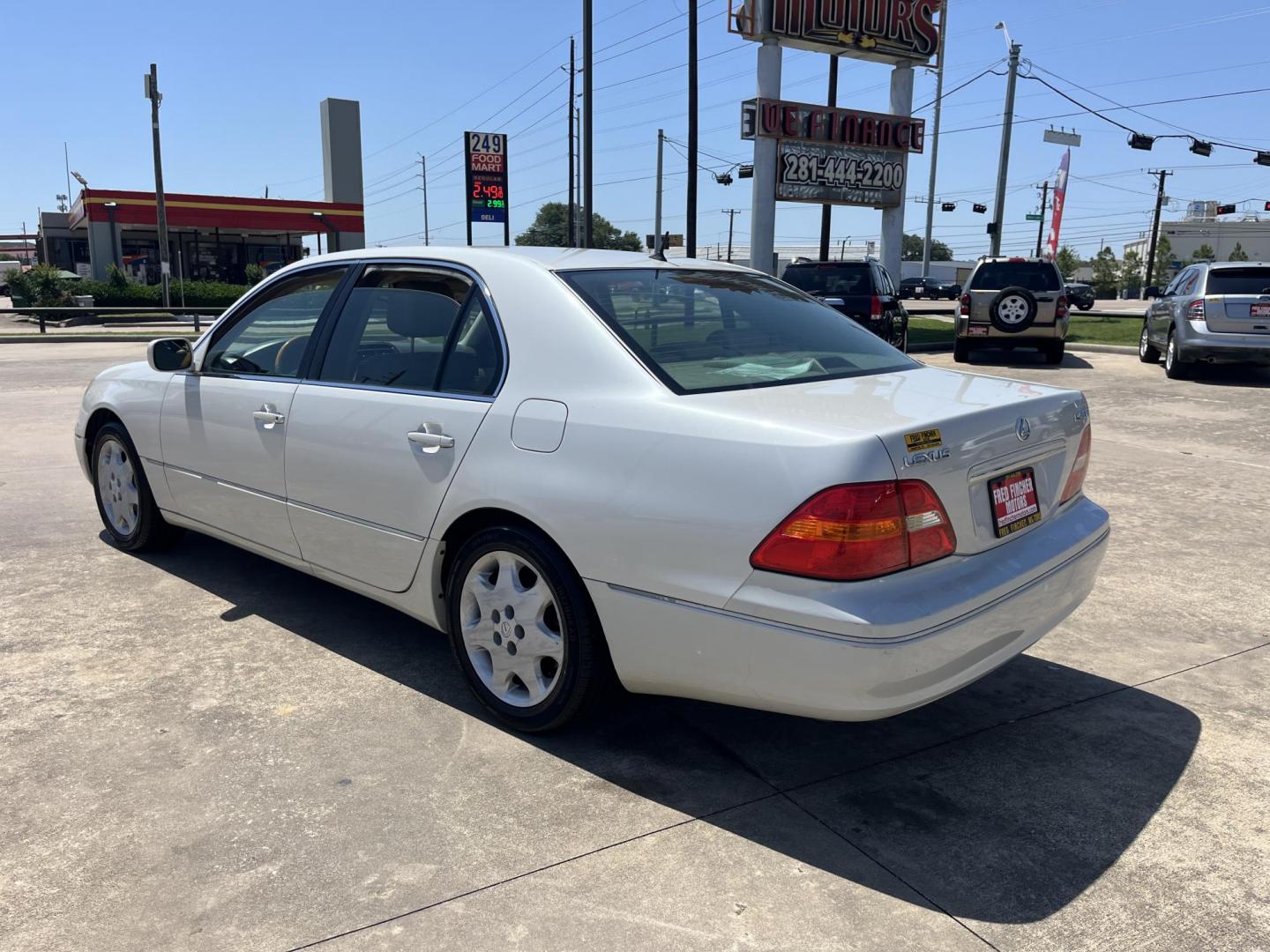 2003 white /Tan Lexus LS 430 Sedan (JTHBN30F530) with an 4.3L V8 DOHC 32V engine, 5-Speed Automatic Overdrive transmission, located at 14700 Tomball Parkway 249, Houston, TX, 77086, (281) 444-2200, 29.928619, -95.504074 - Photo#4