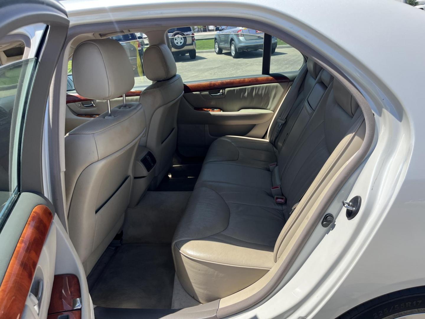 2003 white /Tan Lexus LS 430 Sedan (JTHBN30F530) with an 4.3L V8 DOHC 32V engine, 5-Speed Automatic Overdrive transmission, located at 14700 Tomball Parkway 249, Houston, TX, 77086, (281) 444-2200, 29.928619, -95.504074 - Photo#9