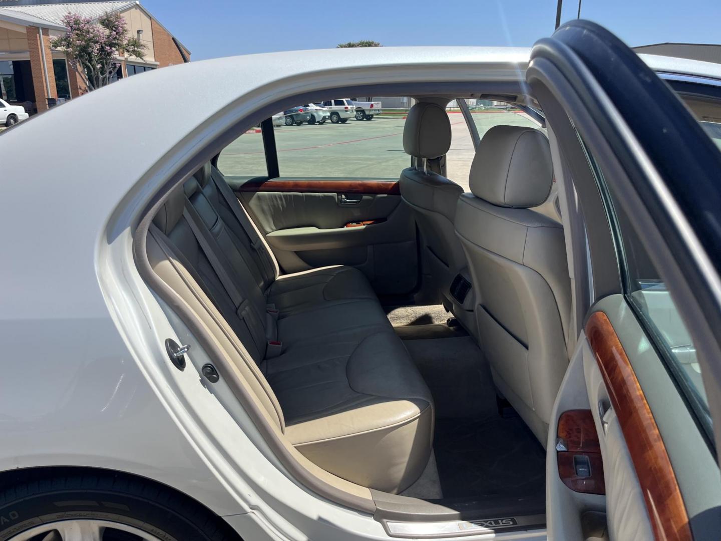 2003 white /Tan Lexus LS 430 Sedan (JTHBN30F530) with an 4.3L V8 DOHC 32V engine, 5-Speed Automatic Overdrive transmission, located at 14700 Tomball Parkway 249, Houston, TX, 77086, (281) 444-2200, 29.928619, -95.504074 - Photo#12