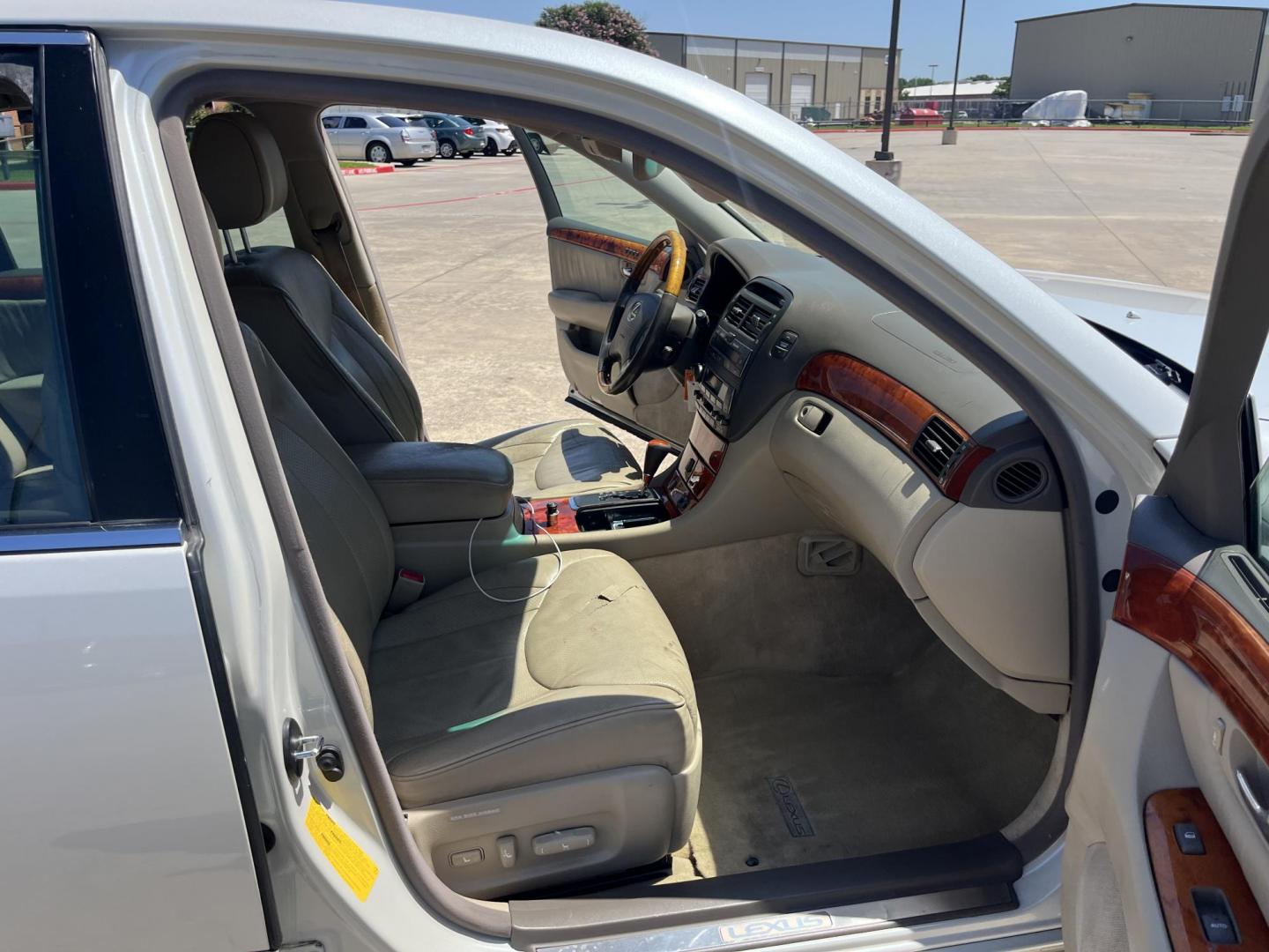 2003 white /Tan Lexus LS 430 Sedan (JTHBN30F530) with an 4.3L V8 DOHC 32V engine, 5-Speed Automatic Overdrive transmission, located at 14700 Tomball Parkway 249, Houston, TX, 77086, (281) 444-2200, 29.928619, -95.504074 - Photo#11