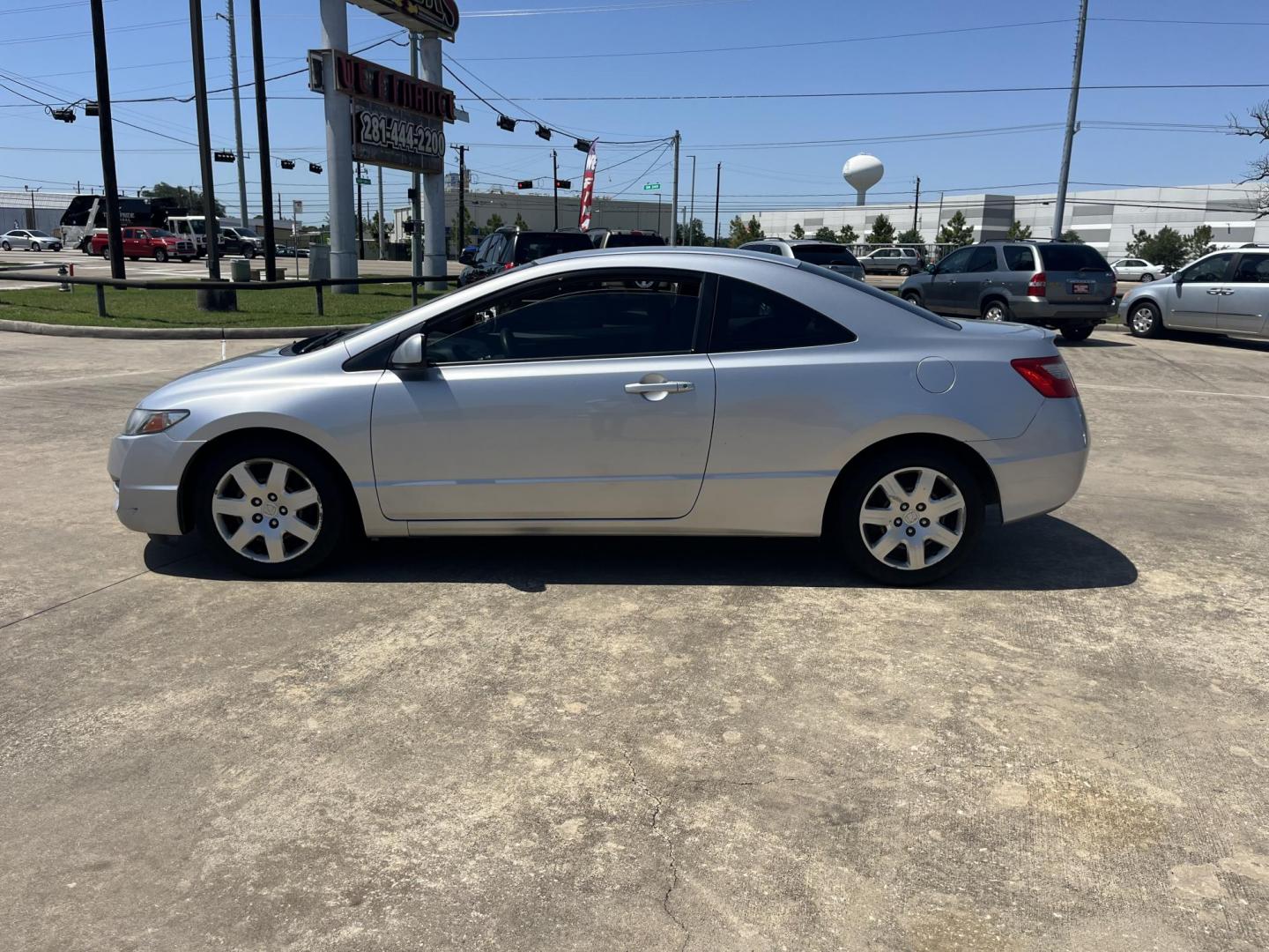 2011 silver /Gray Honda Civic LX Coupe 5-Speed AT (2HGFG1B68BH) with an 1.8L L4 SOHC 16V engine, 5-Speed Automatic transmission, located at 14700 Tomball Parkway 249, Houston, TX, 77086, (281) 444-2200, 29.928619, -95.504074 - Photo#3