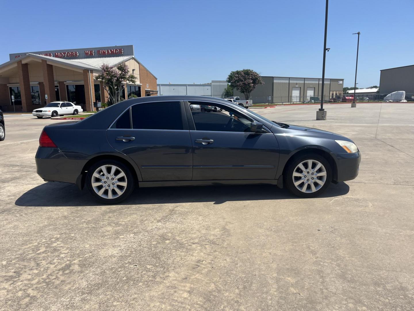 2006 GRAY /Black Honda Accord EX V-6 Sedan AT w/ Nav System/ XM Radio (1HGCM66806A) with an 3.0L V6 SOHC 24V engine, 5-Speed Automatic Overdrive transmission, located at 14700 Tomball Parkway 249, Houston, TX, 77086, (281) 444-2200, 29.928619, -95.504074 - Photo#7