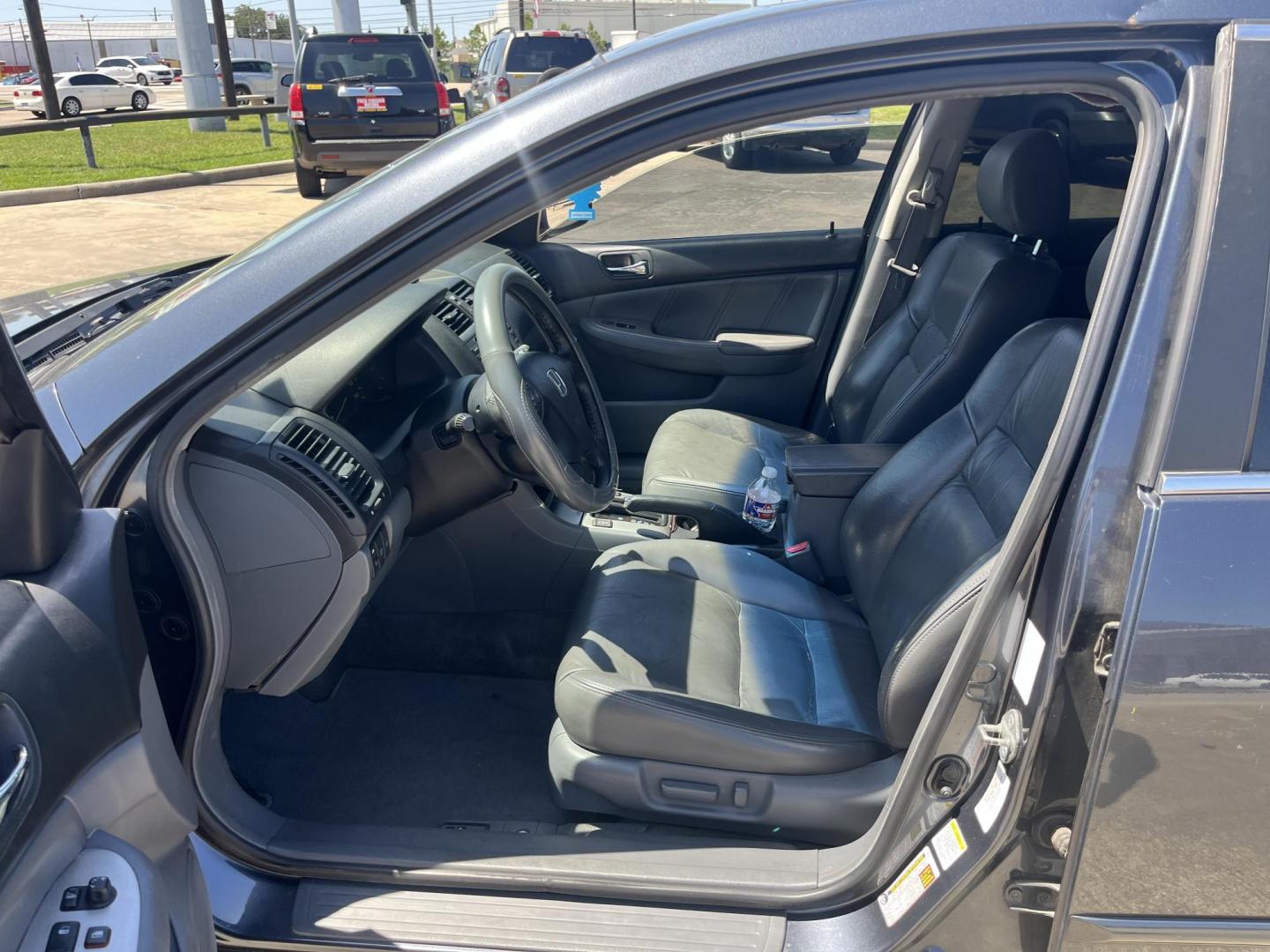 2006 GRAY /Black Honda Accord EX V-6 Sedan AT w/ Nav System/ XM Radio (1HGCM66806A) with an 3.0L V6 SOHC 24V engine, 5-Speed Automatic Overdrive transmission, located at 14700 Tomball Parkway 249, Houston, TX, 77086, (281) 444-2200, 29.928619, -95.504074 - Photo#8