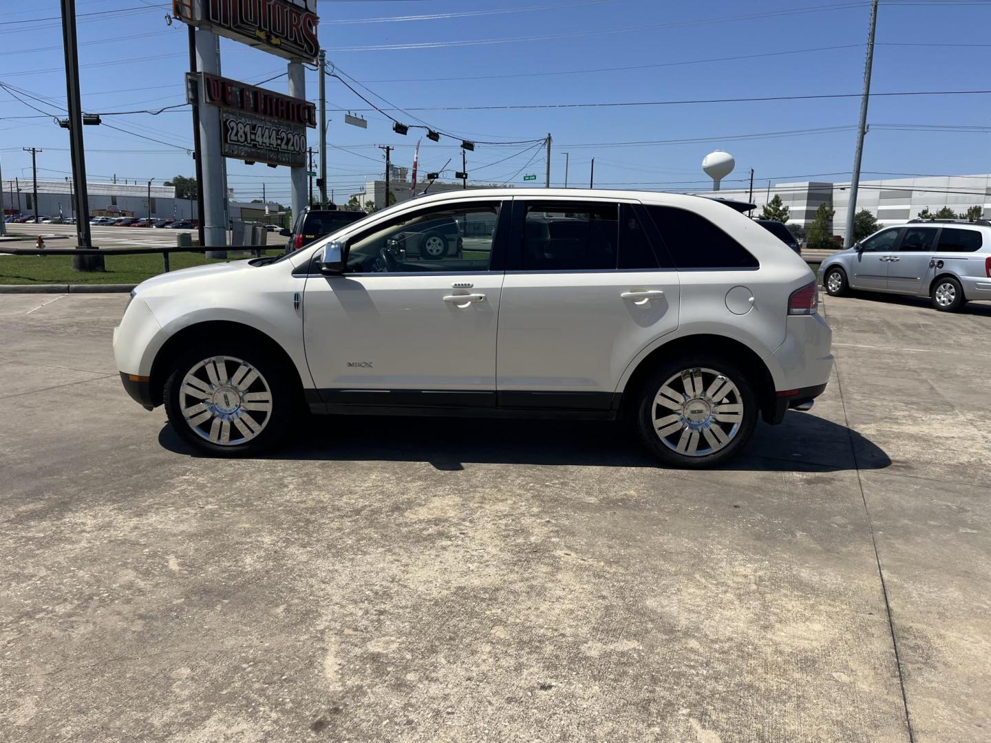 2008 white /Black Lincoln MKX FWD (2LMDU68C78B) with an 3.5L V6 DOHC 24V engine, 6-Speed Automatic Overdrive transmission, located at 14700 Tomball Parkway 249, Houston, TX, 77086, (281) 444-2200, 29.928619, -95.504074 - Photo#3
