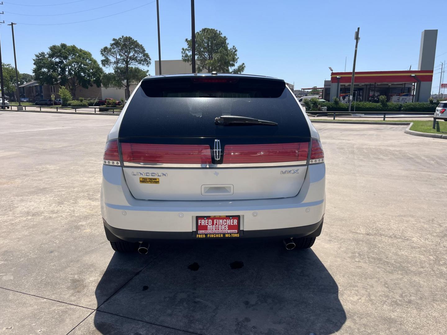 2008 white /Black Lincoln MKX FWD (2LMDU68C78B) with an 3.5L V6 DOHC 24V engine, 6-Speed Automatic Overdrive transmission, located at 14700 Tomball Parkway 249, Houston, TX, 77086, (281) 444-2200, 29.928619, -95.504074 - Photo#5