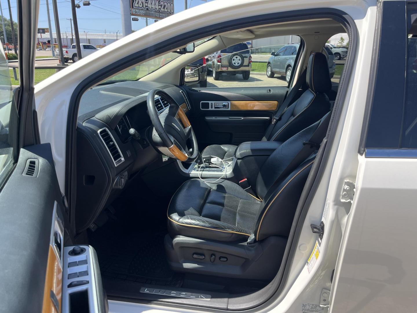2008 white /Black Lincoln MKX FWD (2LMDU68C78B) with an 3.5L V6 DOHC 24V engine, 6-Speed Automatic Overdrive transmission, located at 14700 Tomball Parkway 249, Houston, TX, 77086, (281) 444-2200, 29.928619, -95.504074 - Photo#8