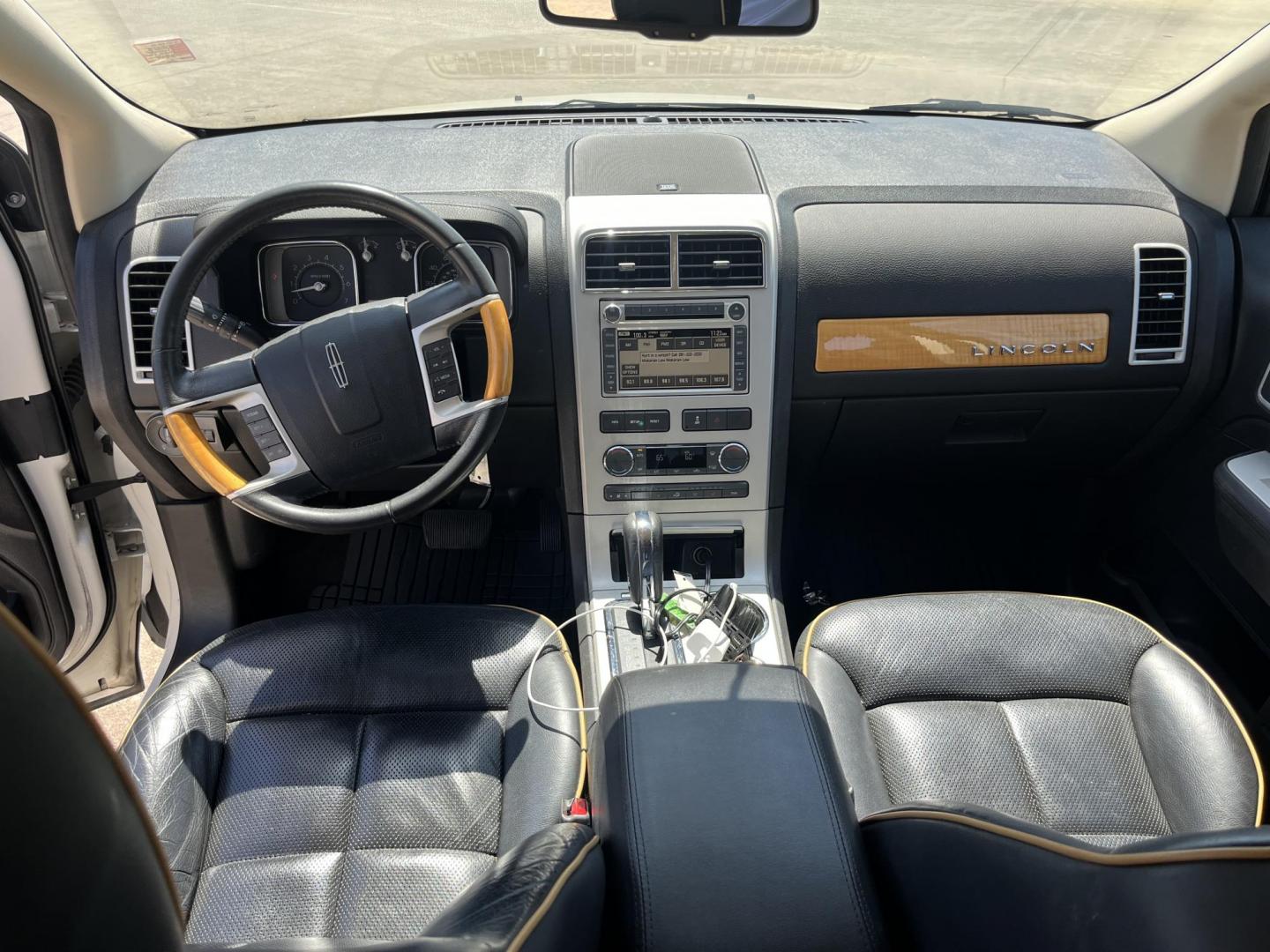 2008 white /Black Lincoln MKX FWD (2LMDU68C78B) with an 3.5L V6 DOHC 24V engine, 6-Speed Automatic Overdrive transmission, located at 14700 Tomball Parkway 249, Houston, TX, 77086, (281) 444-2200, 29.928619, -95.504074 - Photo#10
