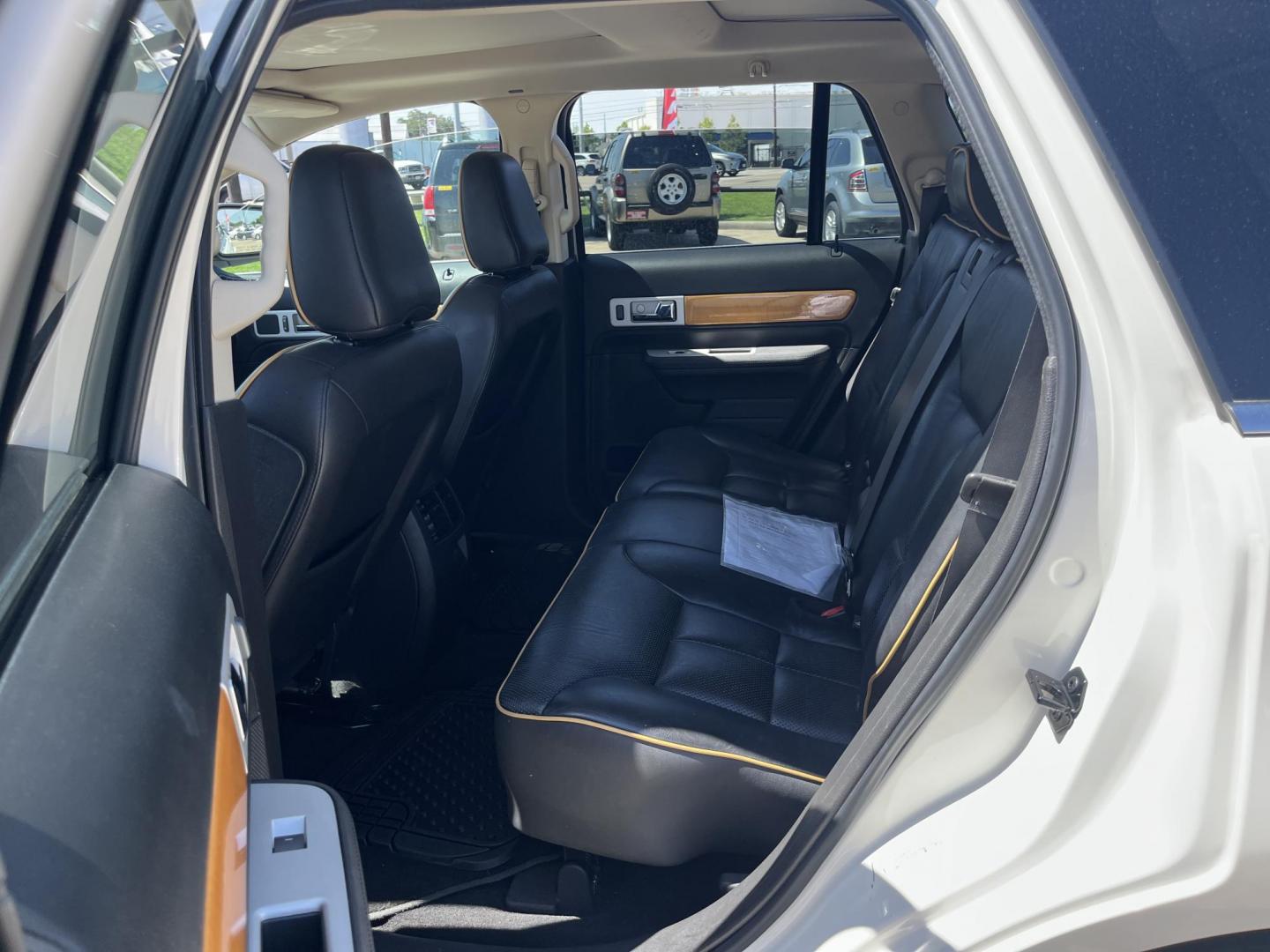 2008 white /Black Lincoln MKX FWD (2LMDU68C78B) with an 3.5L V6 DOHC 24V engine, 6-Speed Automatic Overdrive transmission, located at 14700 Tomball Parkway 249, Houston, TX, 77086, (281) 444-2200, 29.928619, -95.504074 - Photo#9