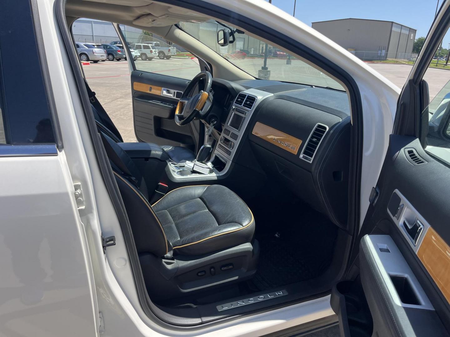 2008 white /Black Lincoln MKX FWD (2LMDU68C78B) with an 3.5L V6 DOHC 24V engine, 6-Speed Automatic Overdrive transmission, located at 14700 Tomball Parkway 249, Houston, TX, 77086, (281) 444-2200, 29.928619, -95.504074 - Photo#11
