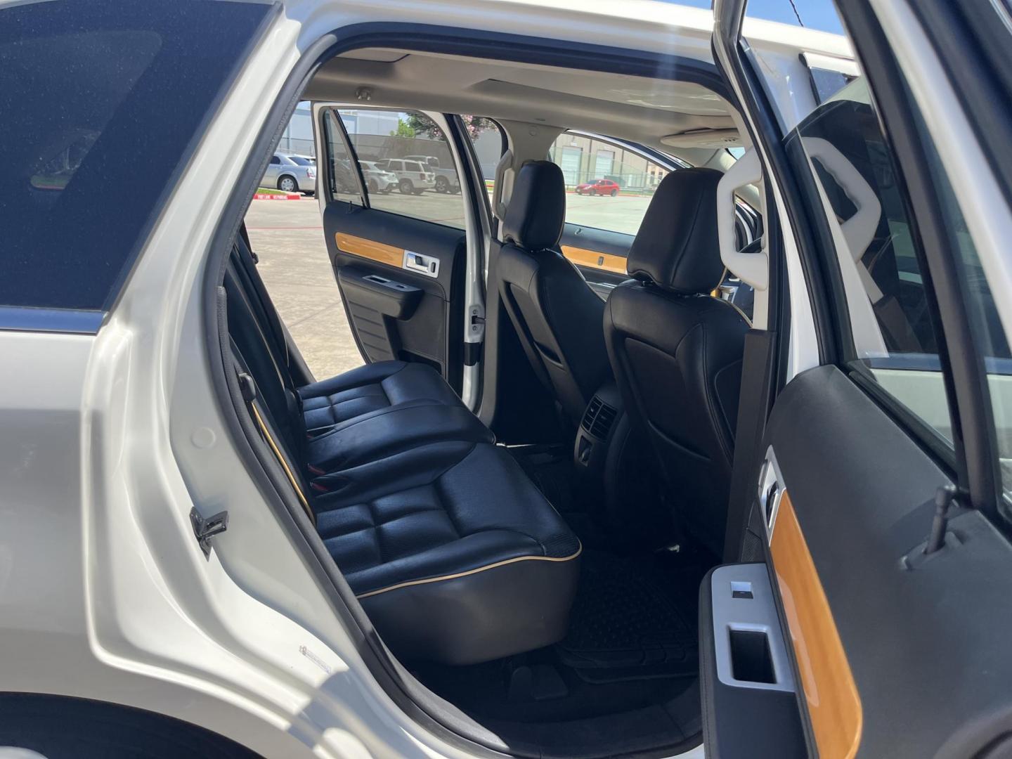 2008 white /Black Lincoln MKX FWD (2LMDU68C78B) with an 3.5L V6 DOHC 24V engine, 6-Speed Automatic Overdrive transmission, located at 14700 Tomball Parkway 249, Houston, TX, 77086, (281) 444-2200, 29.928619, -95.504074 - Photo#12