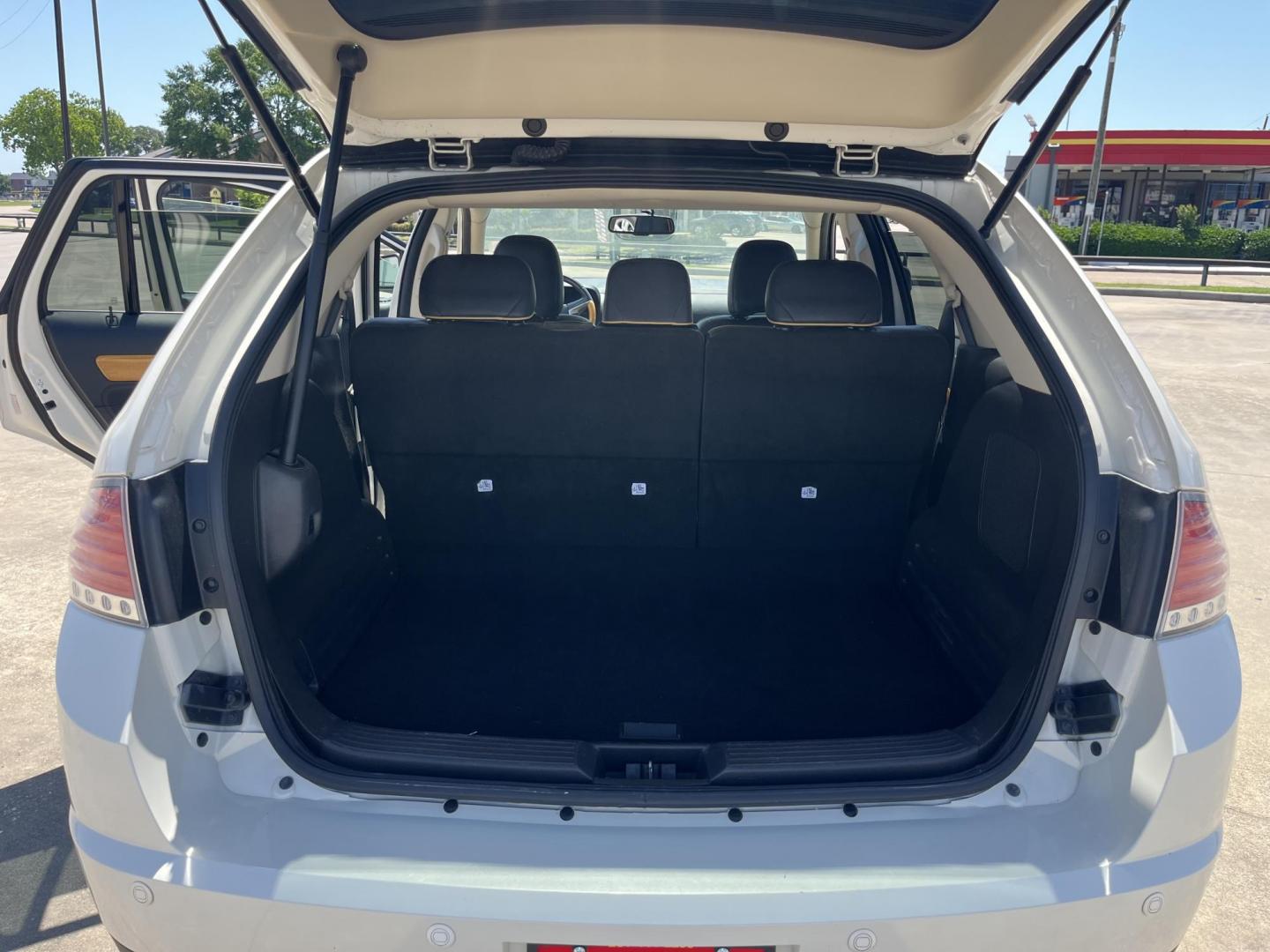 2008 white /Black Lincoln MKX FWD (2LMDU68C78B) with an 3.5L V6 DOHC 24V engine, 6-Speed Automatic Overdrive transmission, located at 14700 Tomball Parkway 249, Houston, TX, 77086, (281) 444-2200, 29.928619, -95.504074 - Photo#13