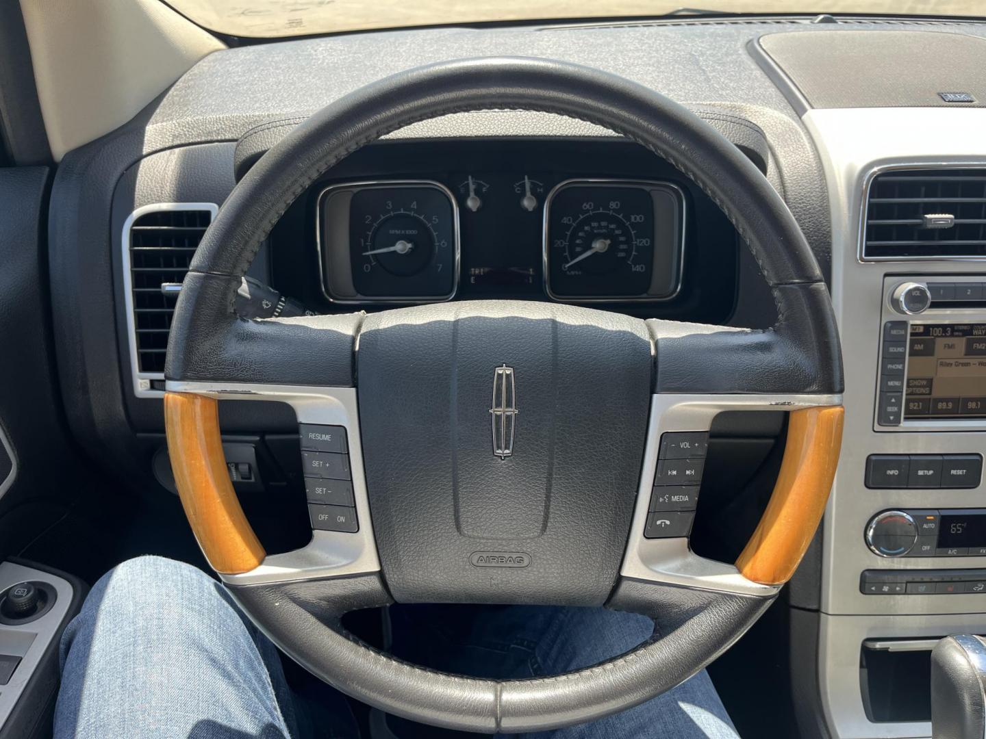 2008 white /Black Lincoln MKX FWD (2LMDU68C78B) with an 3.5L V6 DOHC 24V engine, 6-Speed Automatic Overdrive transmission, located at 14700 Tomball Parkway 249, Houston, TX, 77086, (281) 444-2200, 29.928619, -95.504074 - Photo#15