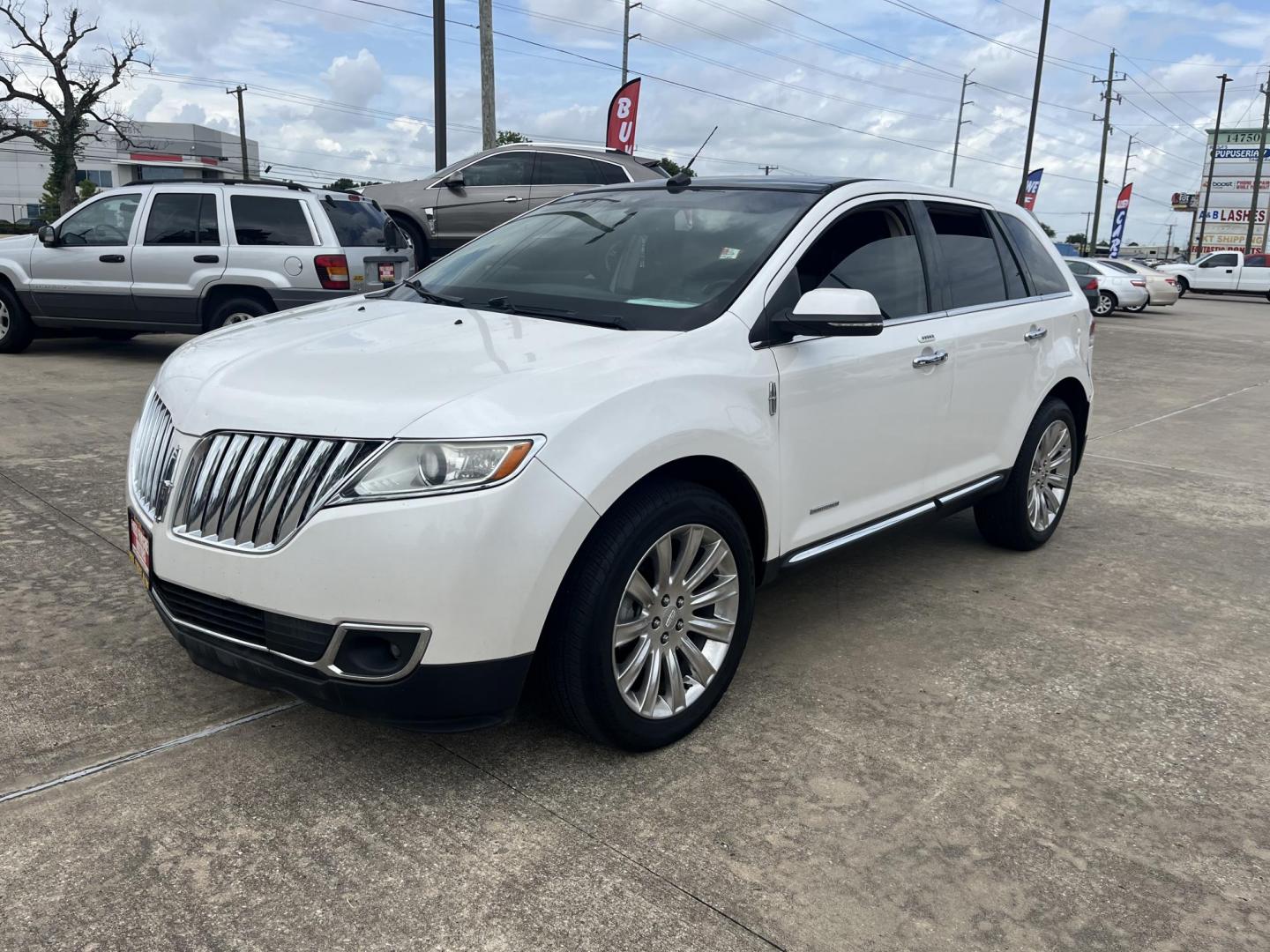 2013 white /Tan Lincoln MKX FWD (2LMDJ6JK1DB) with an 3.7L V6 DOHC 24V engine, 6-Speed Automatic transmission, located at 14700 Tomball Parkway 249, Houston, TX, 77086, (281) 444-2200, 29.928619, -95.504074 - Photo#2