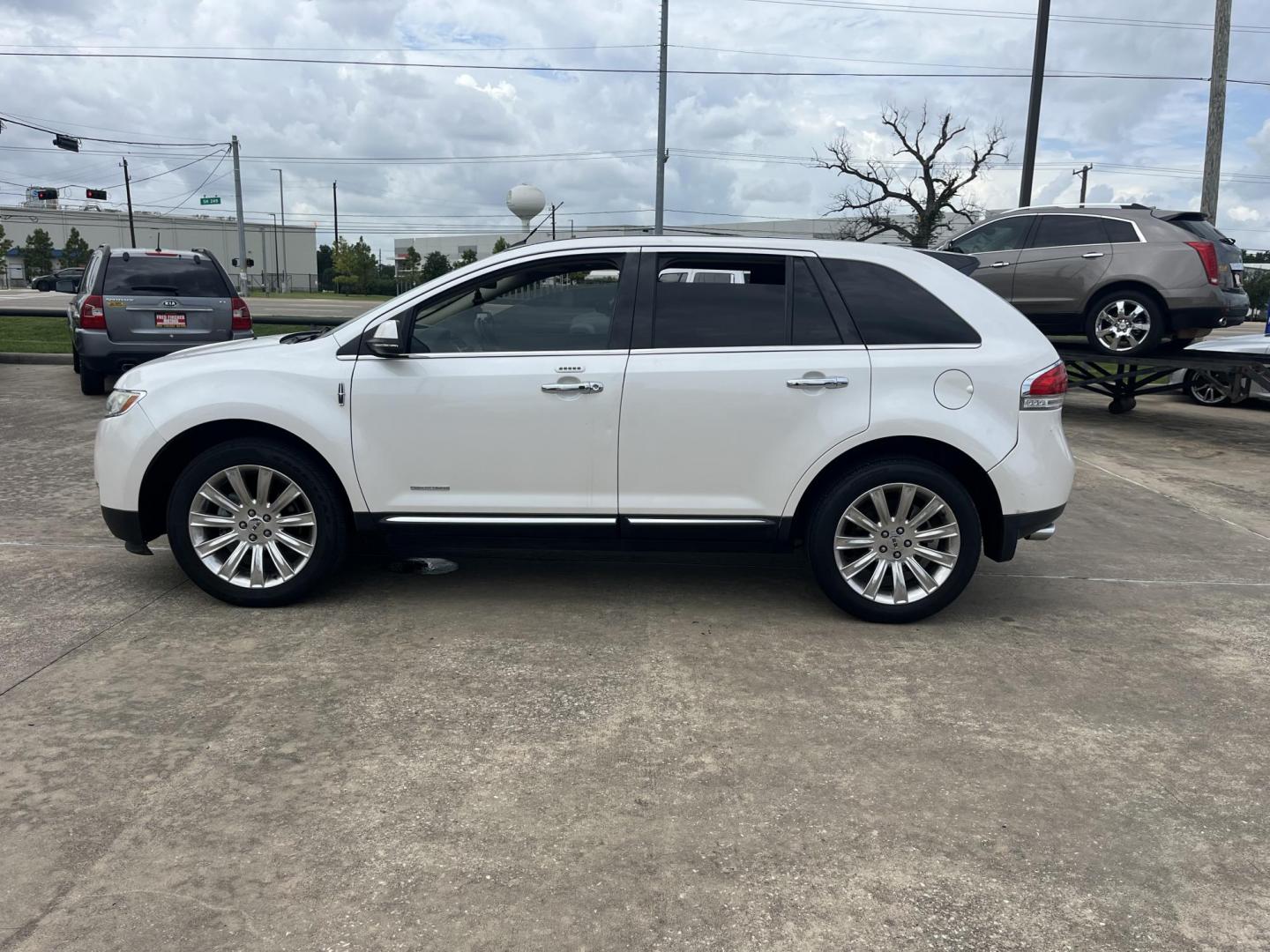 2013 white /Tan Lincoln MKX FWD (2LMDJ6JK1DB) with an 3.7L V6 DOHC 24V engine, 6-Speed Automatic transmission, located at 14700 Tomball Parkway 249, Houston, TX, 77086, (281) 444-2200, 29.928619, -95.504074 - Photo#3