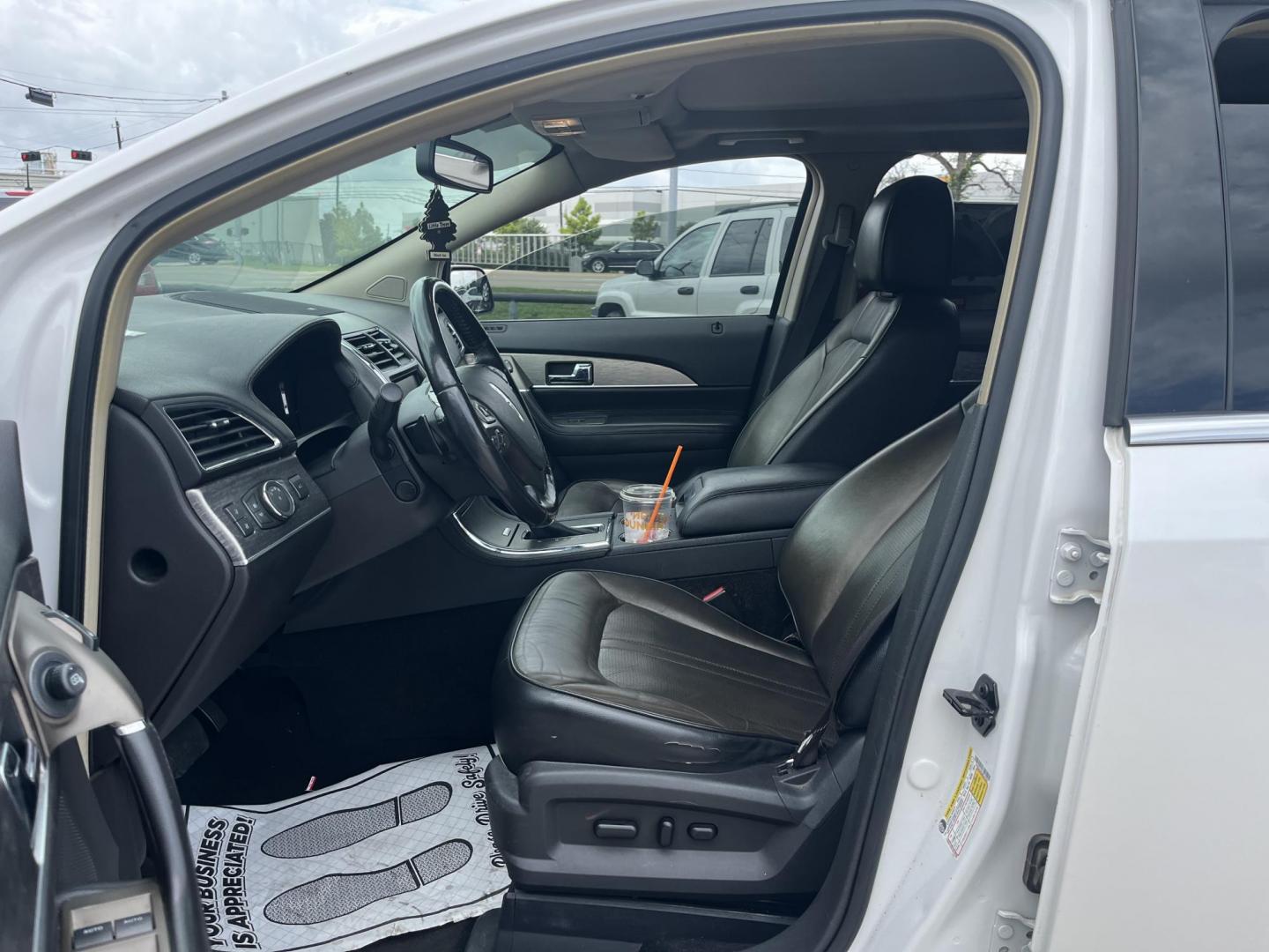 2013 white /Tan Lincoln MKX FWD (2LMDJ6JK1DB) with an 3.7L V6 DOHC 24V engine, 6-Speed Automatic transmission, located at 14700 Tomball Parkway 249, Houston, TX, 77086, (281) 444-2200, 29.928619, -95.504074 - Photo#8