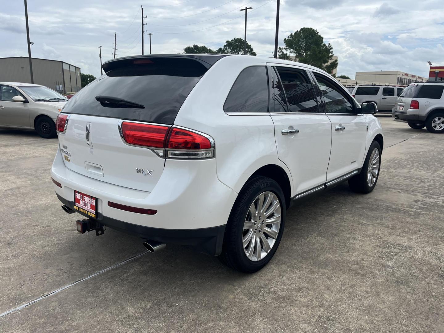 2013 white /Tan Lincoln MKX FWD (2LMDJ6JK1DB) with an 3.7L V6 DOHC 24V engine, 6-Speed Automatic transmission, located at 14700 Tomball Parkway 249, Houston, TX, 77086, (281) 444-2200, 29.928619, -95.504074 - Photo#6