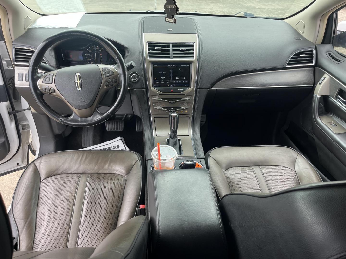 2013 white /Tan Lincoln MKX FWD (2LMDJ6JK1DB) with an 3.7L V6 DOHC 24V engine, 6-Speed Automatic transmission, located at 14700 Tomball Parkway 249, Houston, TX, 77086, (281) 444-2200, 29.928619, -95.504074 - Photo#10