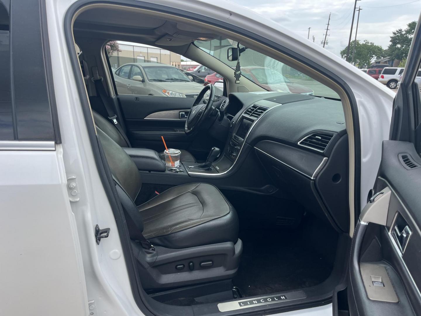 2013 white /Tan Lincoln MKX FWD (2LMDJ6JK1DB) with an 3.7L V6 DOHC 24V engine, 6-Speed Automatic transmission, located at 14700 Tomball Parkway 249, Houston, TX, 77086, (281) 444-2200, 29.928619, -95.504074 - Photo#11