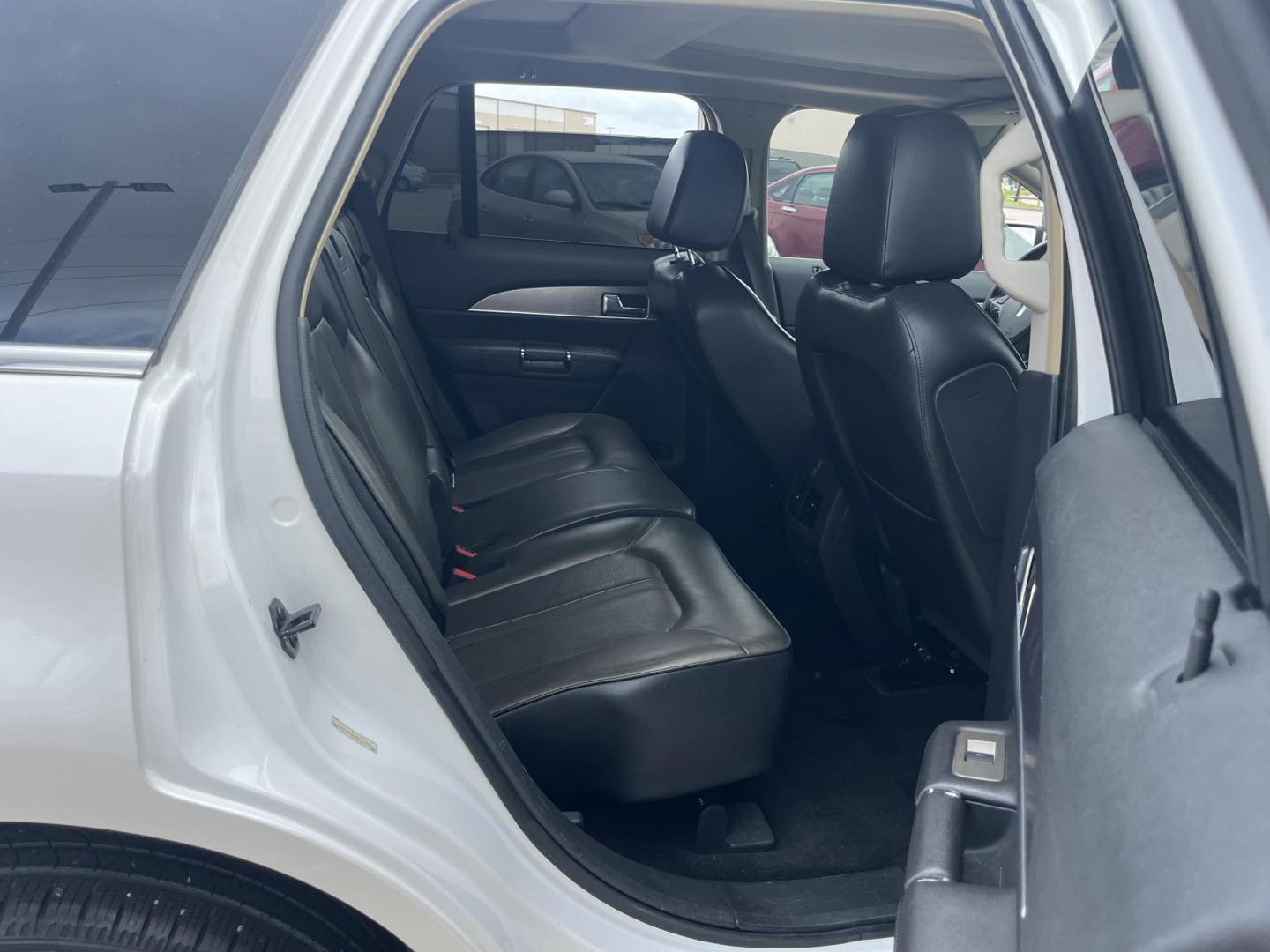 2013 white /Tan Lincoln MKX FWD (2LMDJ6JK1DB) with an 3.7L V6 DOHC 24V engine, 6-Speed Automatic transmission, located at 14700 Tomball Parkway 249, Houston, TX, 77086, (281) 444-2200, 29.928619, -95.504074 - Photo#12