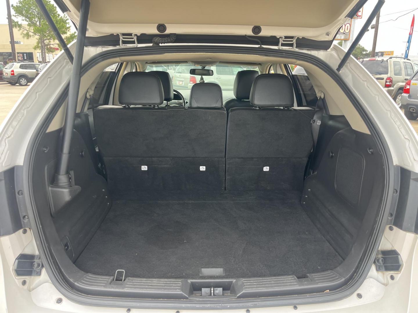 2013 white /Tan Lincoln MKX FWD (2LMDJ6JK1DB) with an 3.7L V6 DOHC 24V engine, 6-Speed Automatic transmission, located at 14700 Tomball Parkway 249, Houston, TX, 77086, (281) 444-2200, 29.928619, -95.504074 - Photo#13