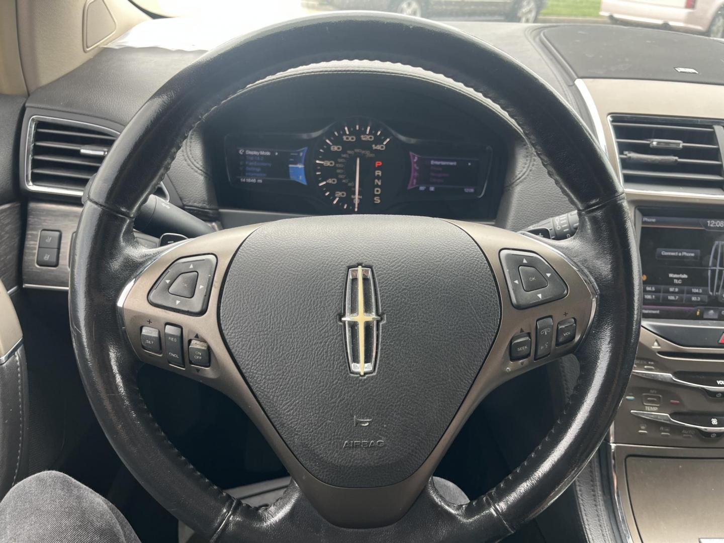 2013 white /Tan Lincoln MKX FWD (2LMDJ6JK1DB) with an 3.7L V6 DOHC 24V engine, 6-Speed Automatic transmission, located at 14700 Tomball Parkway 249, Houston, TX, 77086, (281) 444-2200, 29.928619, -95.504074 - Photo#16