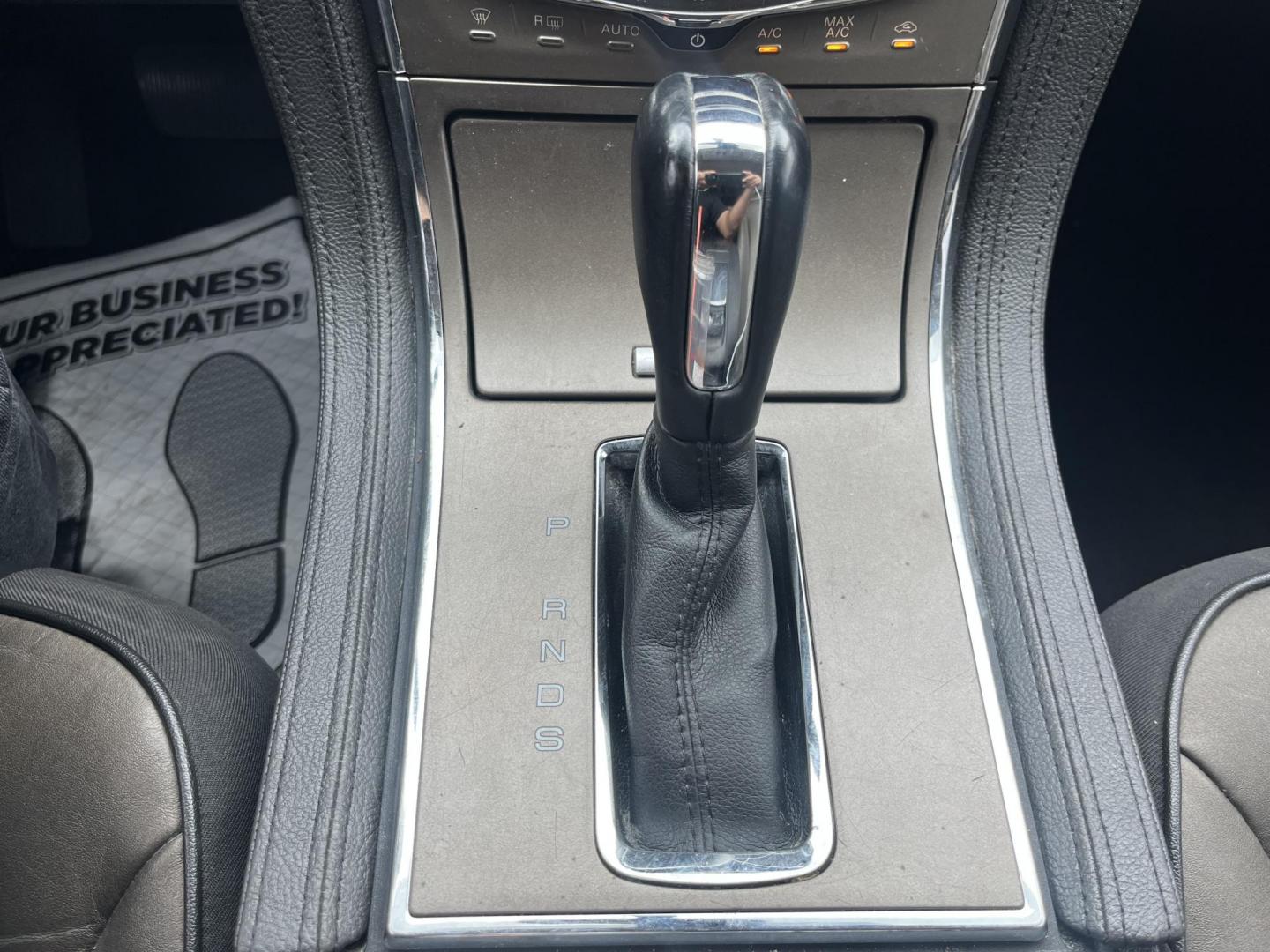 2013 white /Tan Lincoln MKX FWD (2LMDJ6JK1DB) with an 3.7L V6 DOHC 24V engine, 6-Speed Automatic transmission, located at 14700 Tomball Parkway 249, Houston, TX, 77086, (281) 444-2200, 29.928619, -95.504074 - Photo#14